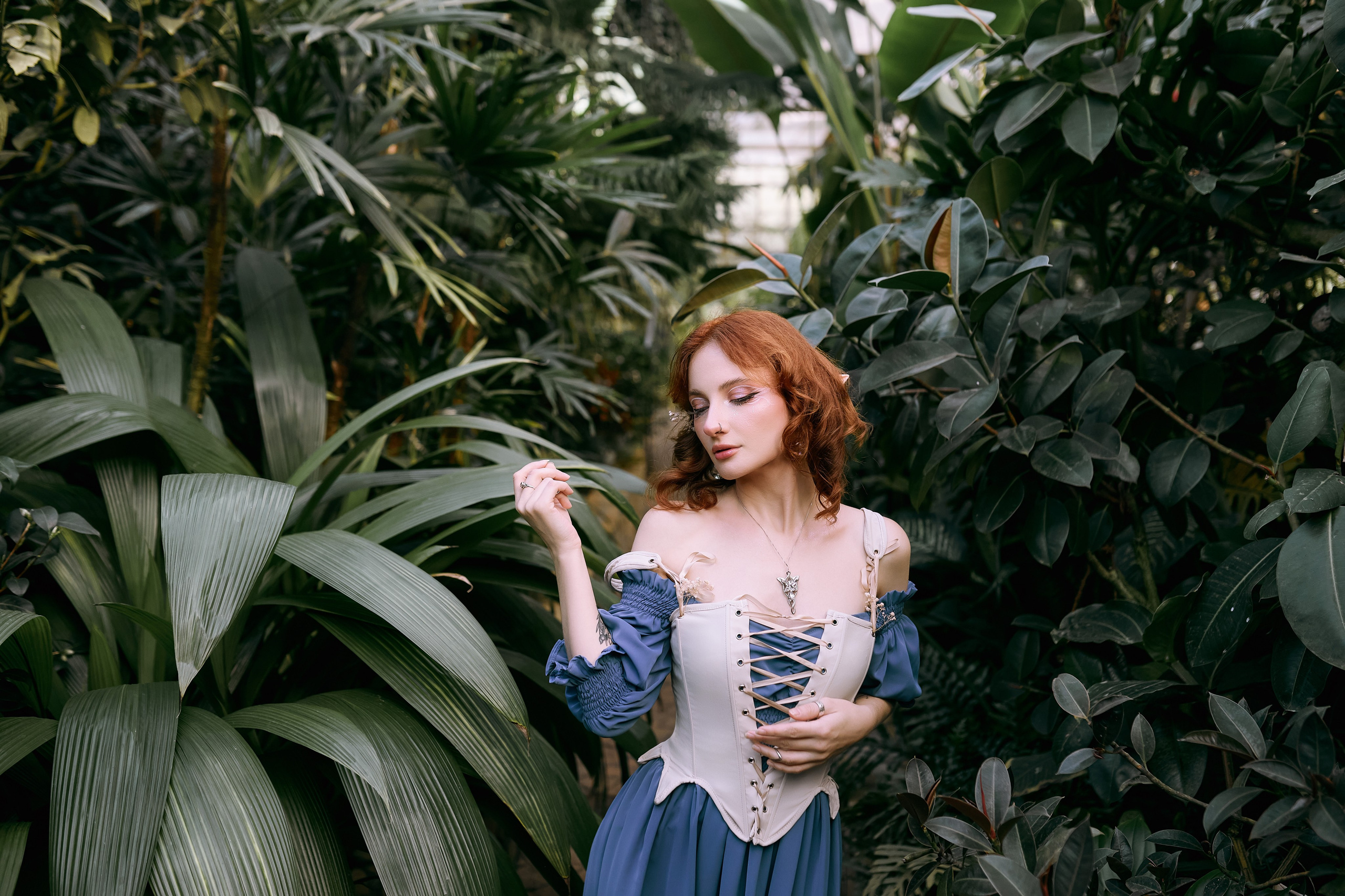 Девушка в эльфийском образе гуляет в ботаническом саду