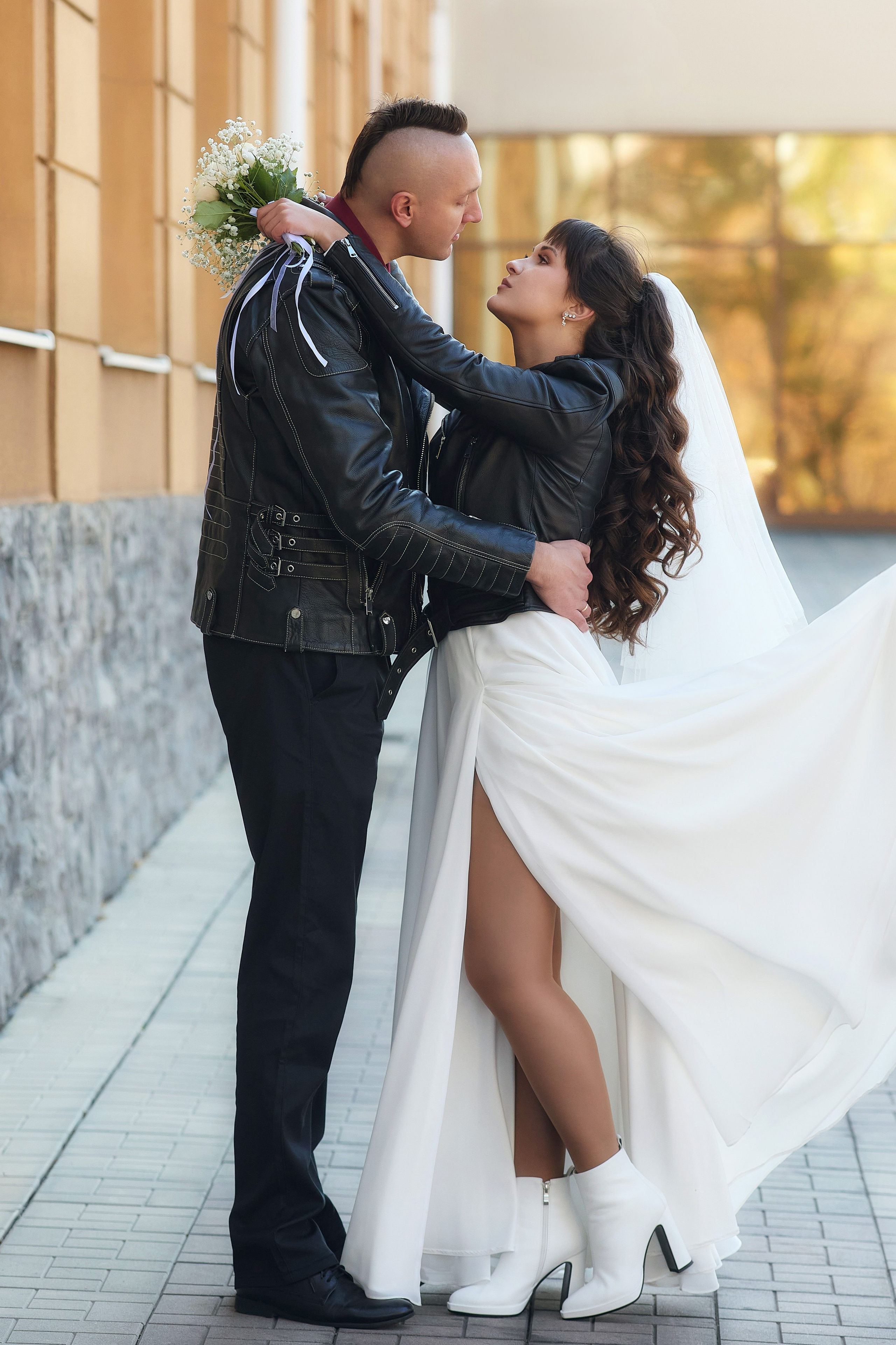 Осенняя свадьба в стиле панк с кожанкой и белым платьем, - административный городок, Находка