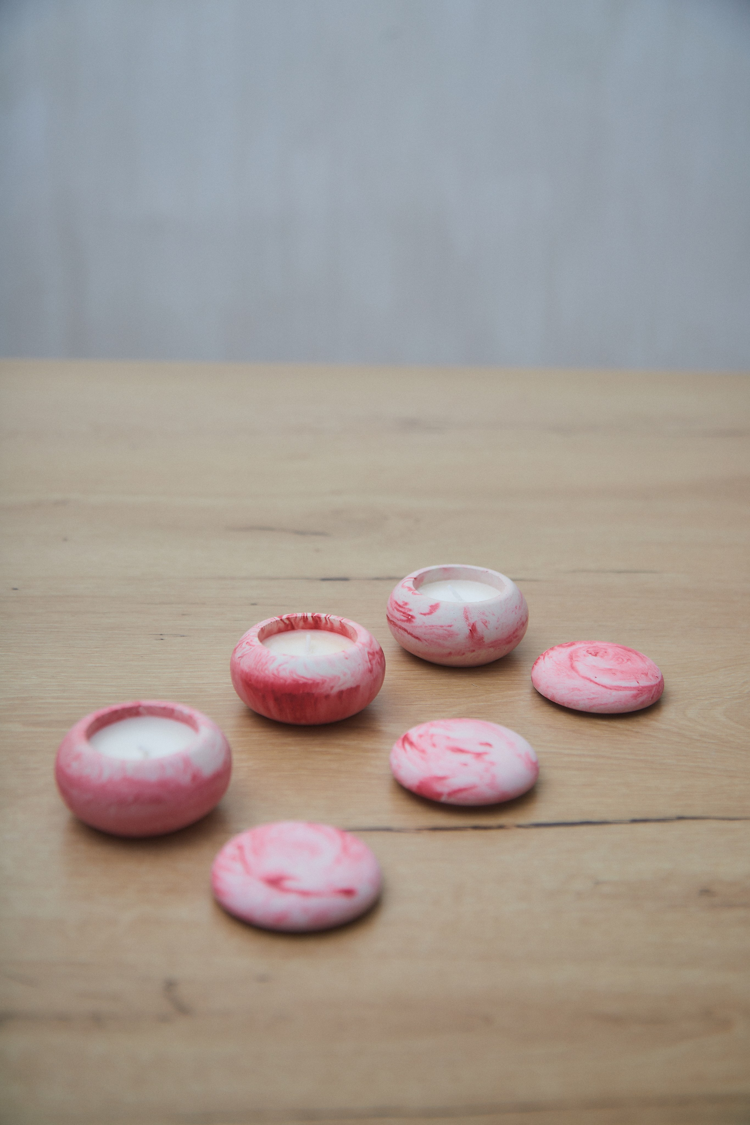 Предметная съёмка свечей-макарунов для маркетплейса.