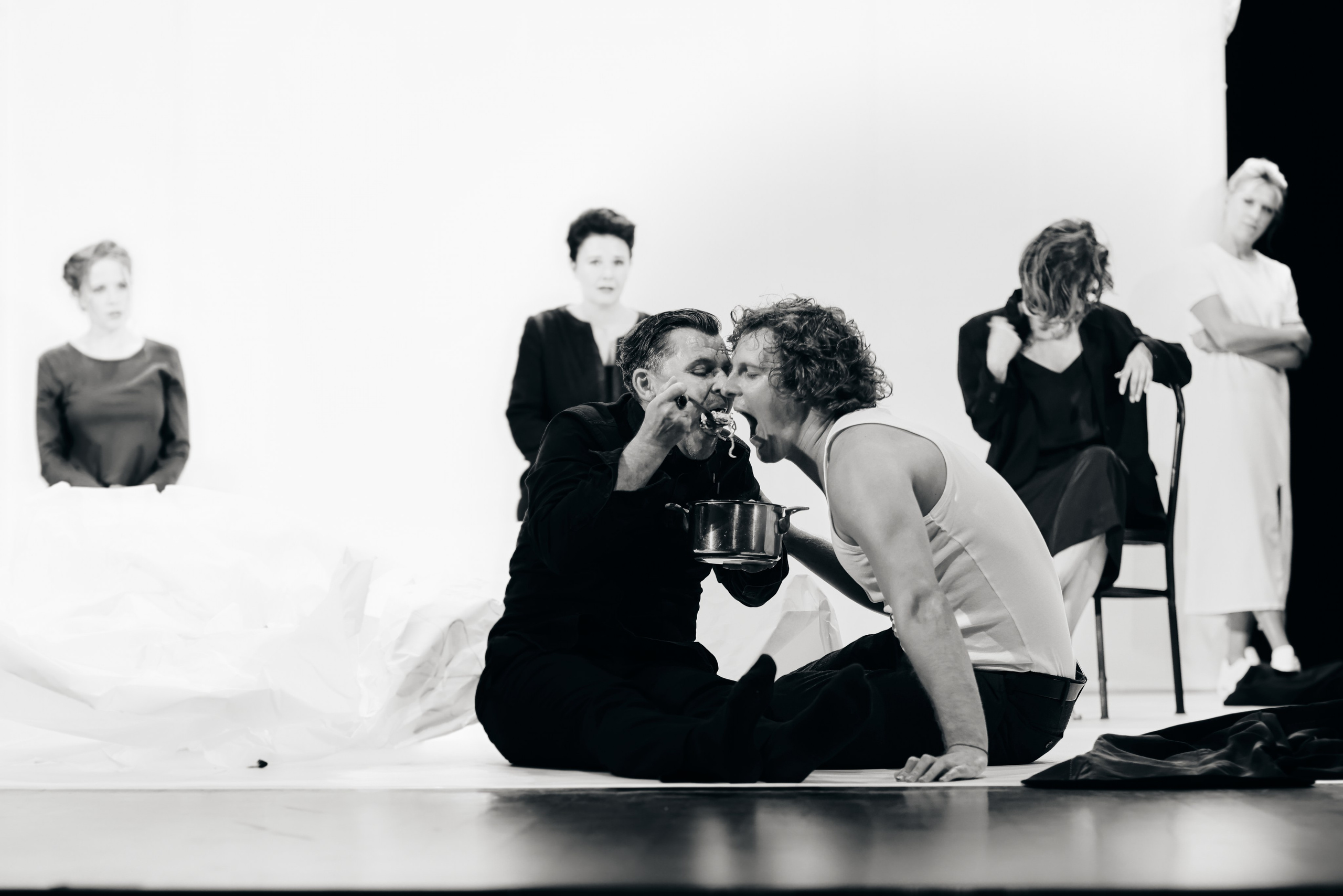 Спектакль «Забыть Герострата» (серия — монохром), Театр «Сначала-Сначала театр». Наталья Алексеенко. Фотохудожник в Москве. Репортаж, портрет, стрит