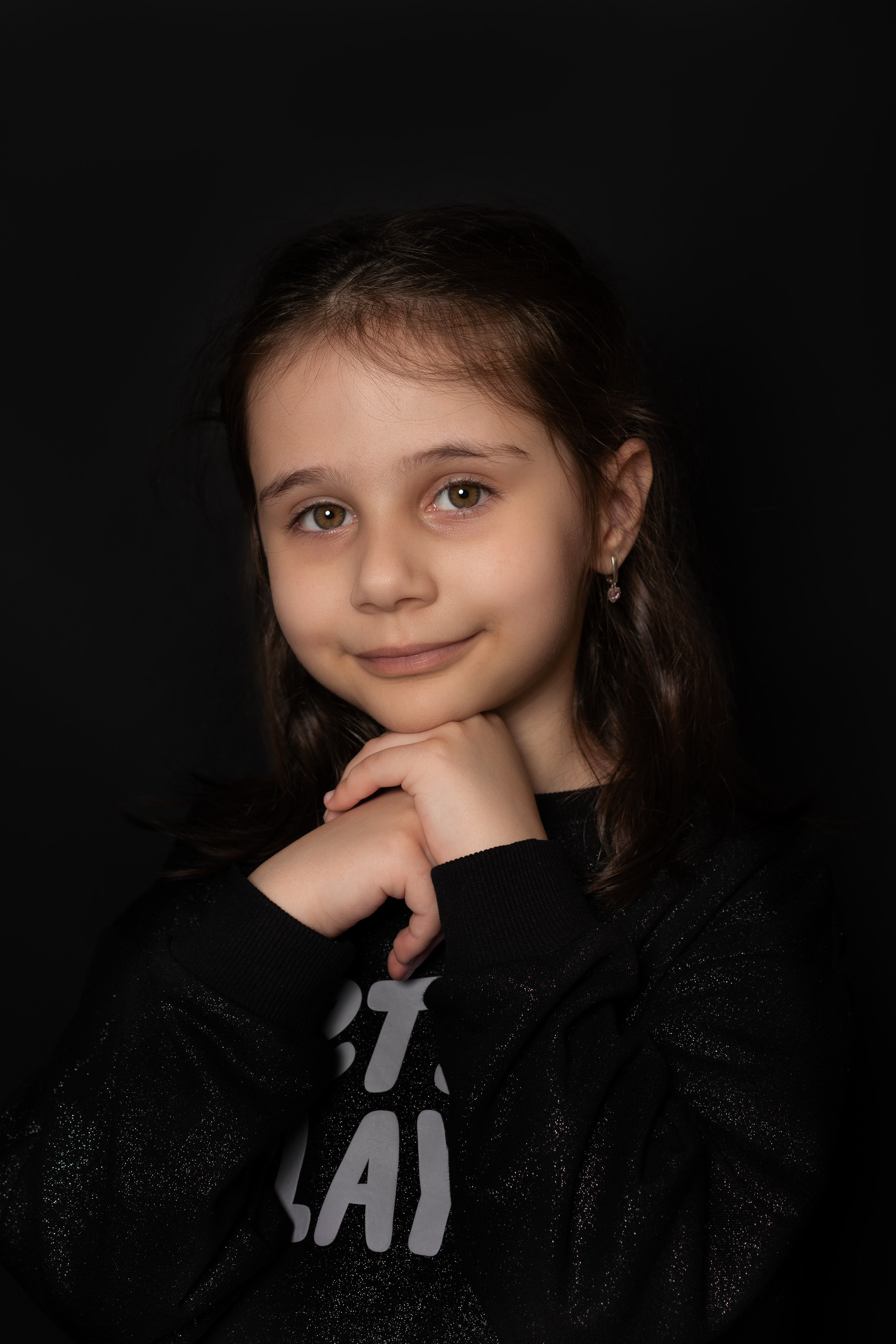 Детский сад, портреты на чёрном фоне. Фотограф Шунова Саша