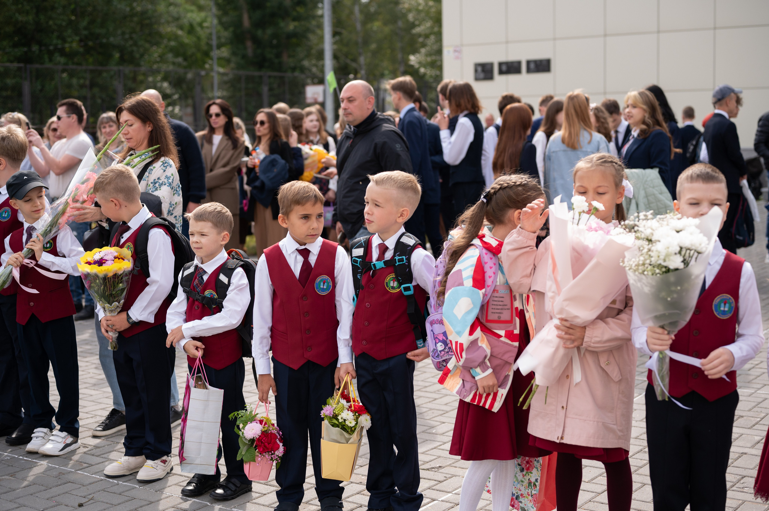 1 сентября 16 гимназия 2 класс (линейка + в классе+ на улице). Фотограф новорожденных, семейный детский в Тюмени Татьяна Морозова