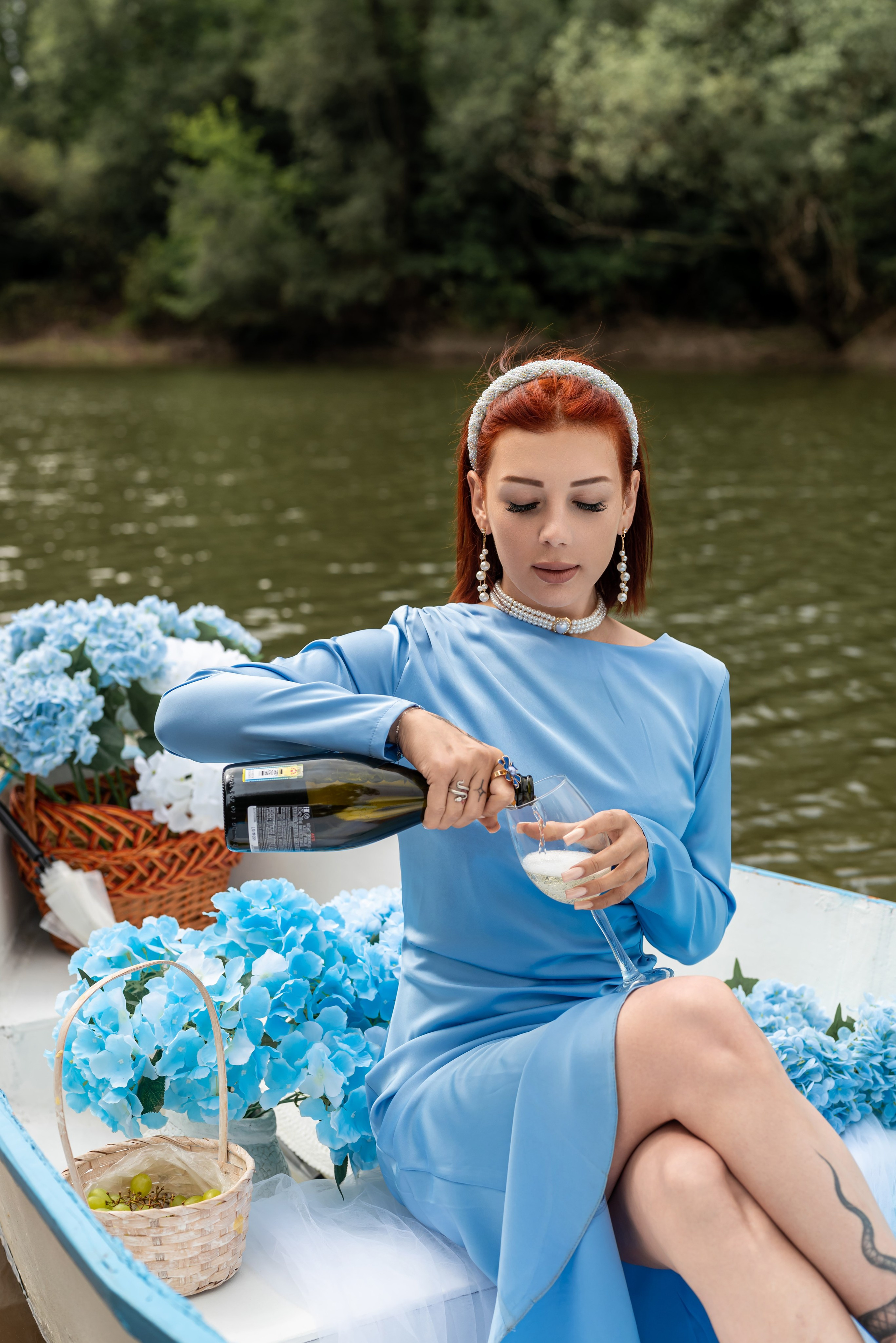 Фотопроект на лодке с голубыми гортензиями. Фотограф в городе Салават