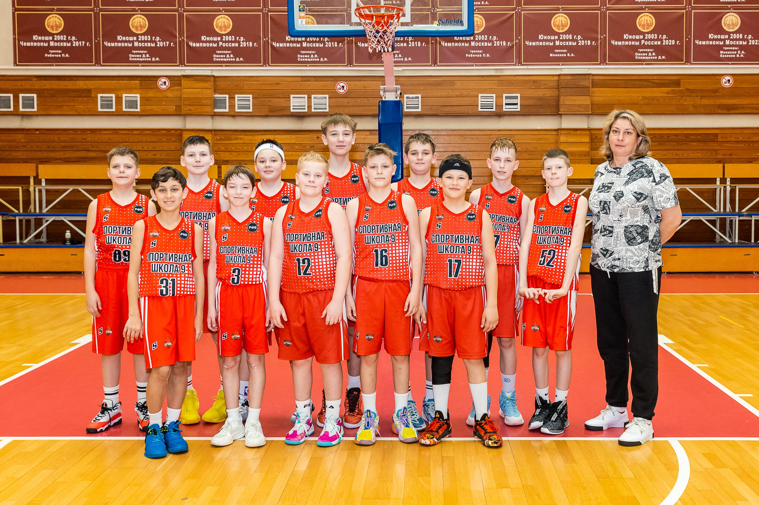 Фотосессия для баскетболистов СШОР Глория. Школьные фотографы «НЕБУРАТИНО»