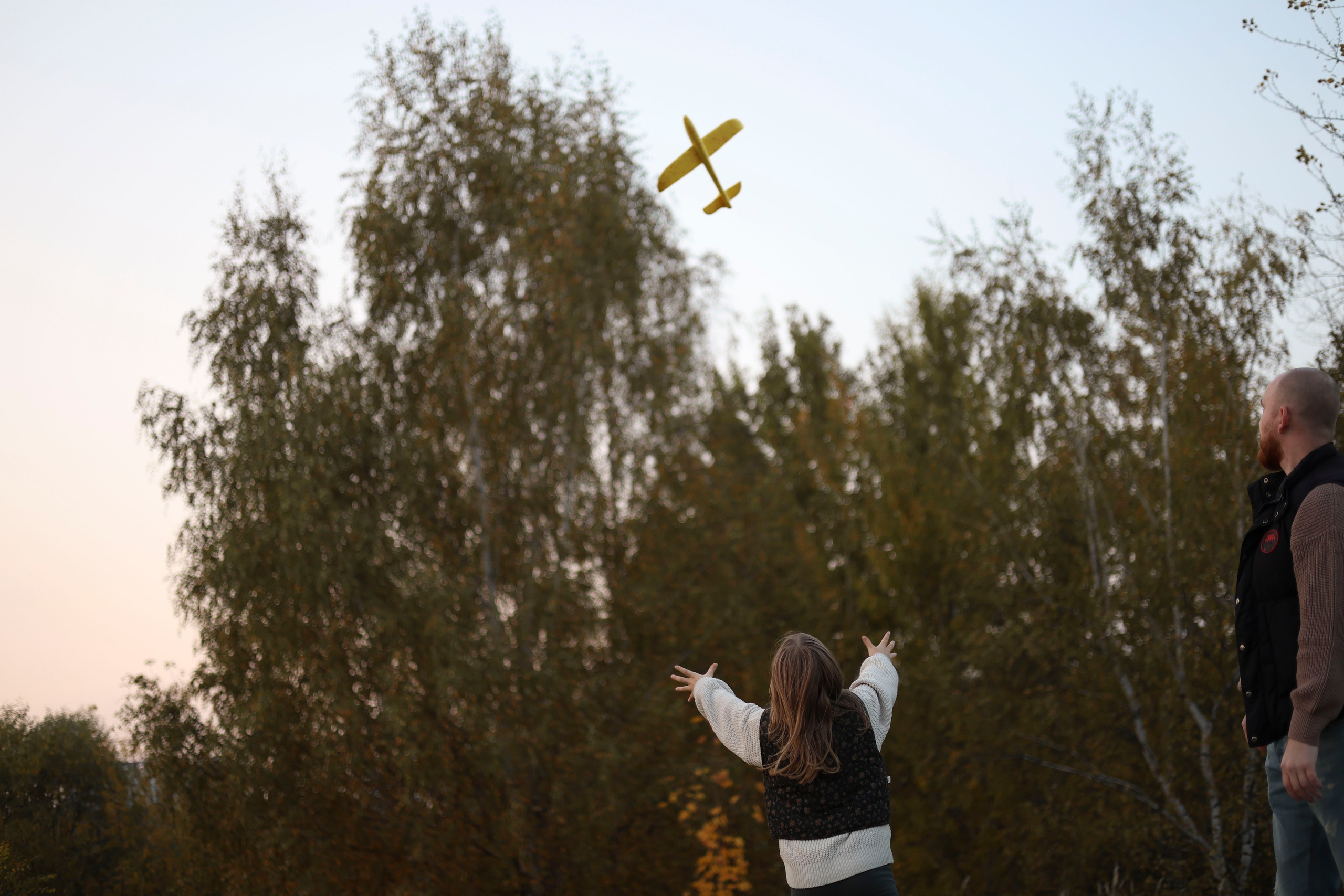 Осенняя прогулка папы с дочками. Семейный и детский фотограф в Москве Анастасия Мурга
