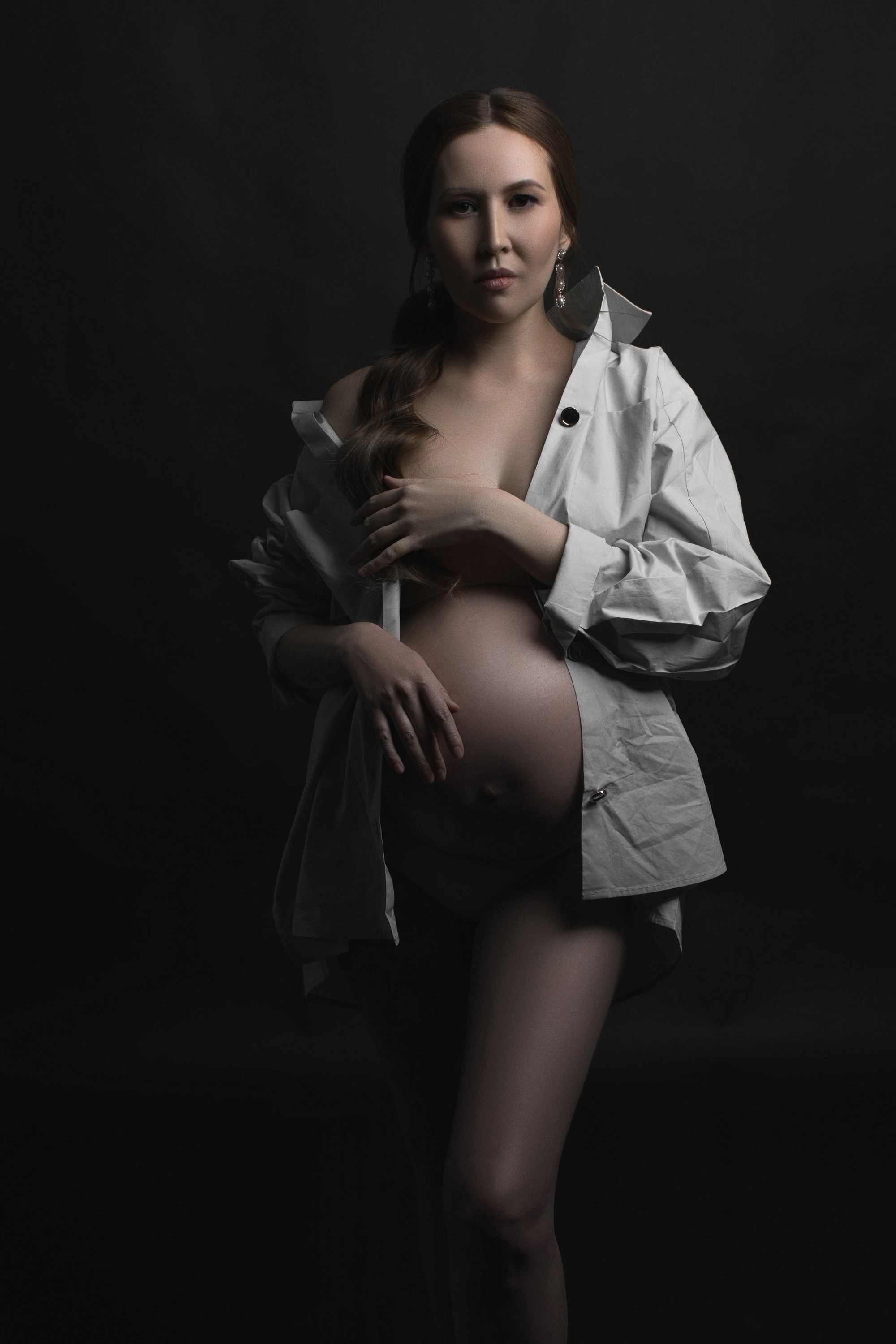 Фотосессия беременной в рубашке в фотостудии у детского и семейного фотографа, фотографа беременности и материнства Марины Смаль Тамбов, Липецк, Воронеж, Москва