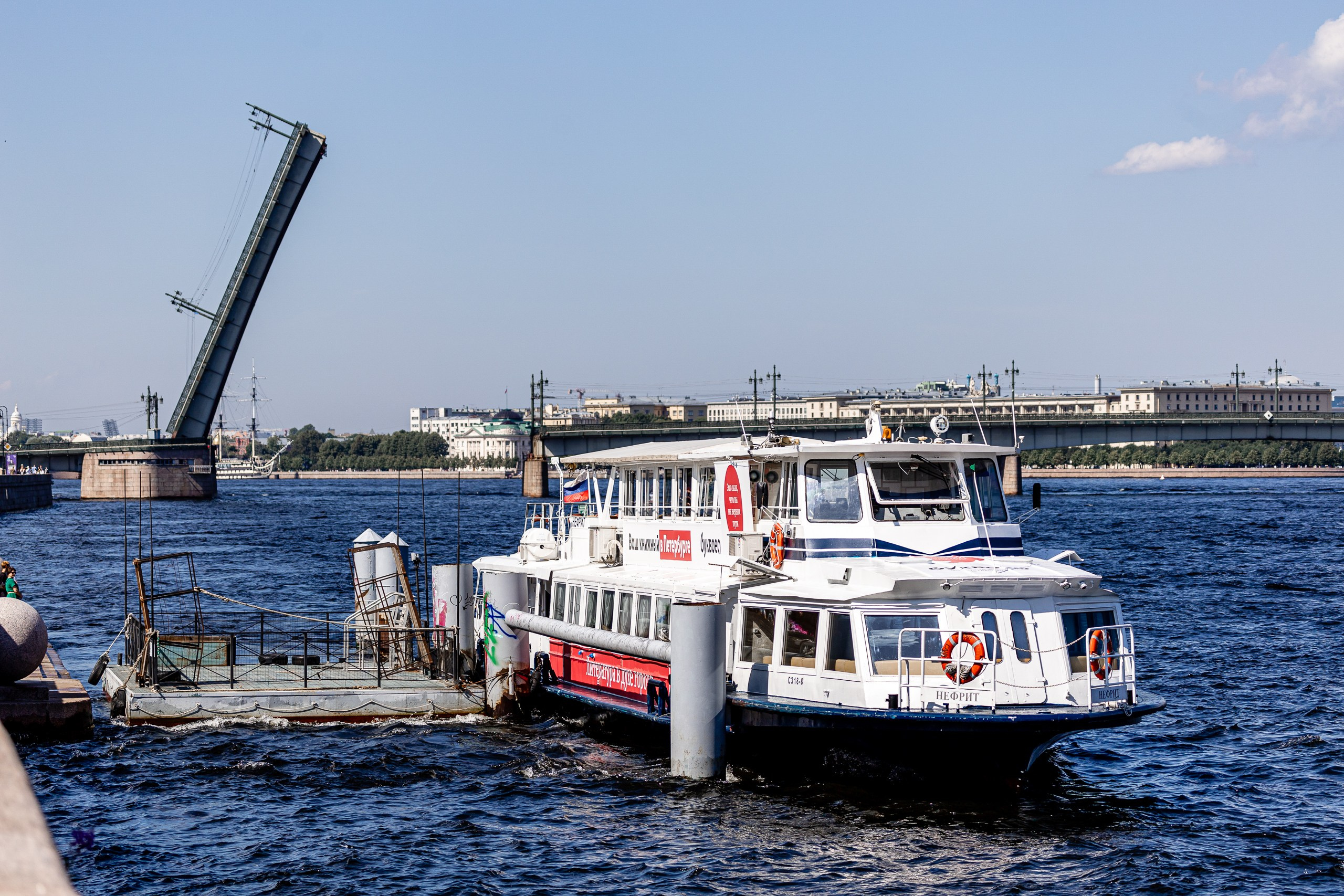 Фотография разведенного Литейного моста и теплохода во время репетиции Дня ВМФ в Санкт-Петербурге