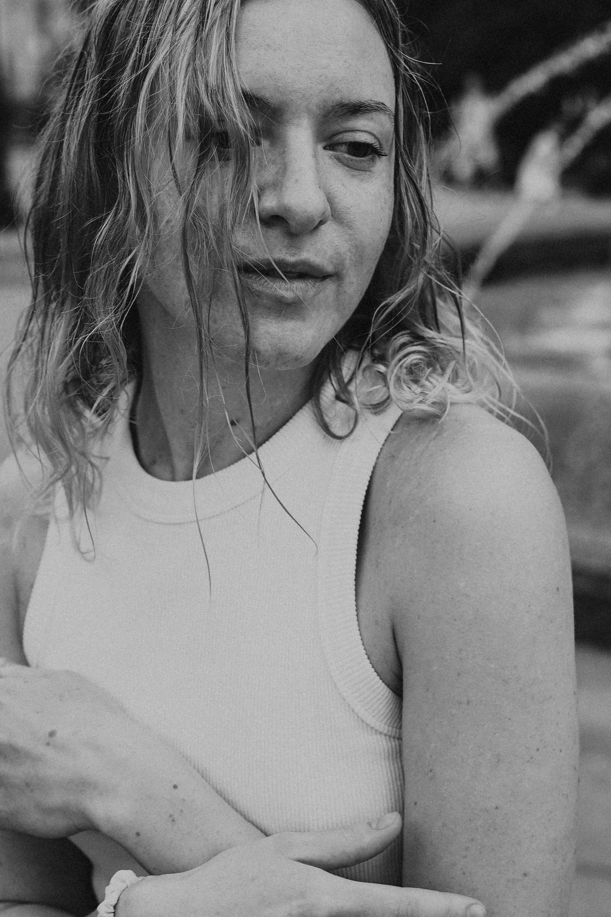 Девушка по городу шагает босиком. Фотограф Наталья Колганова