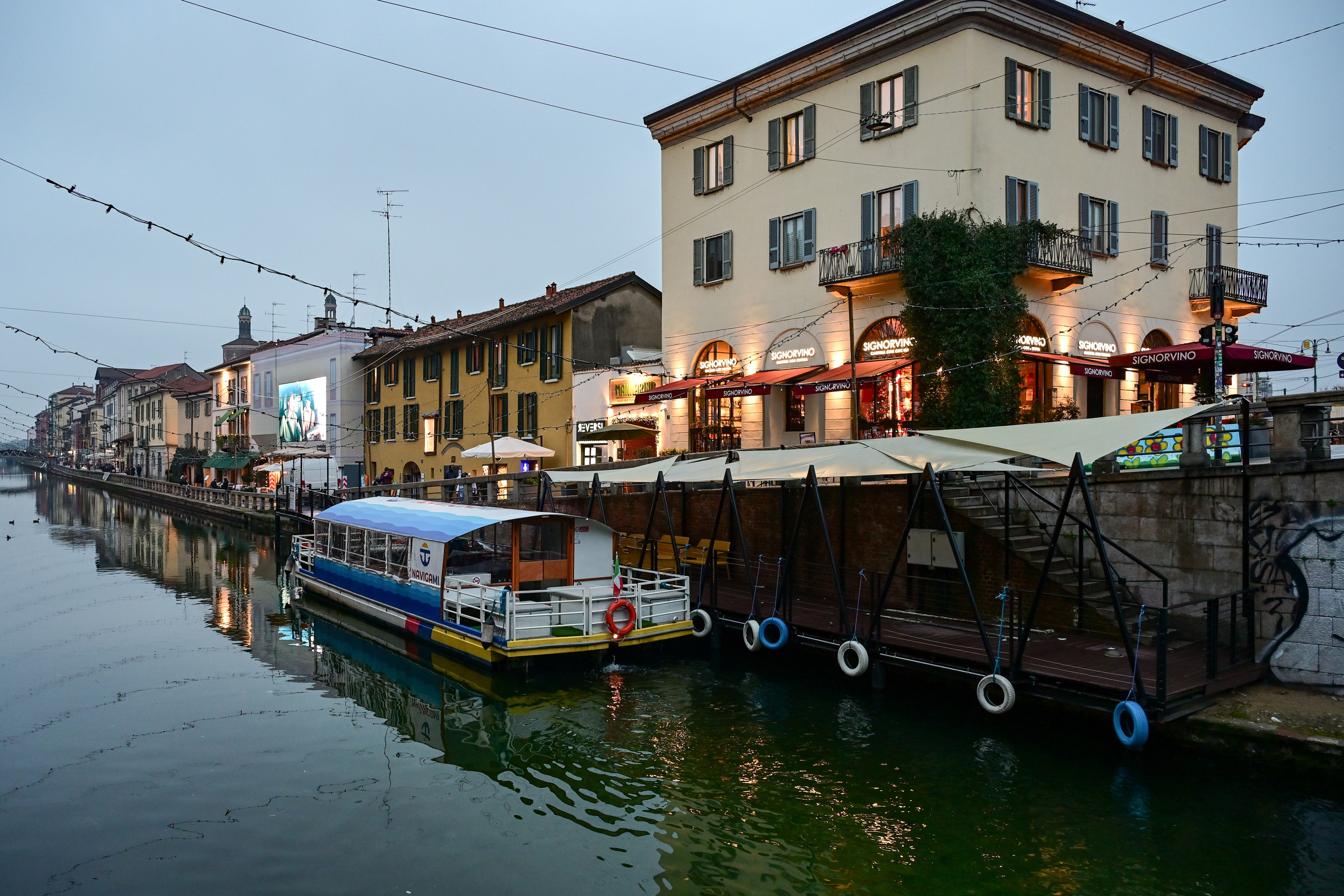 Milano: Navigli, City, Trams. Фотограф Минск