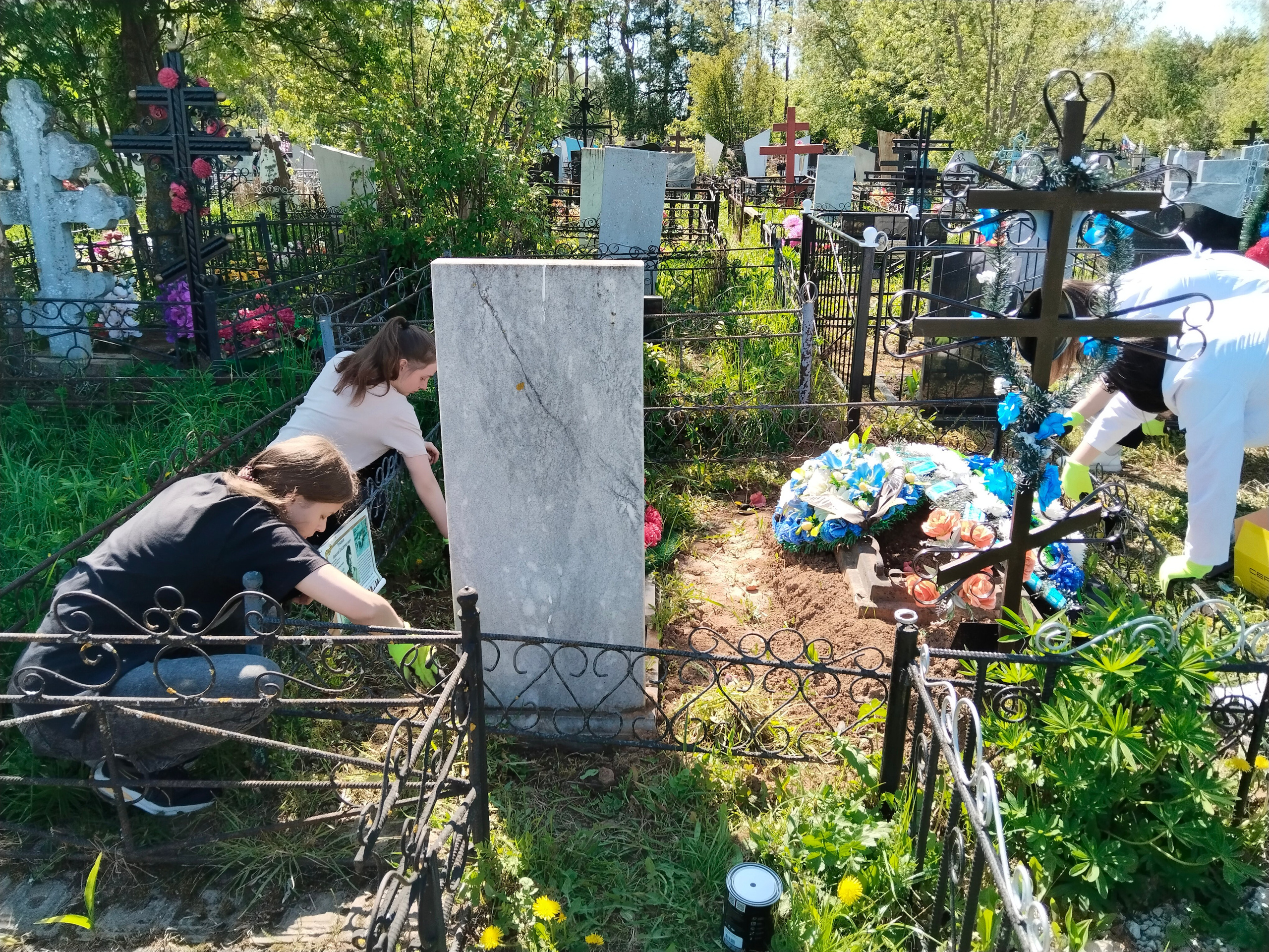 Благоустройство мест захоронений земляков кинологов, с возложением венков. НРОО КЦ "Собаковод"