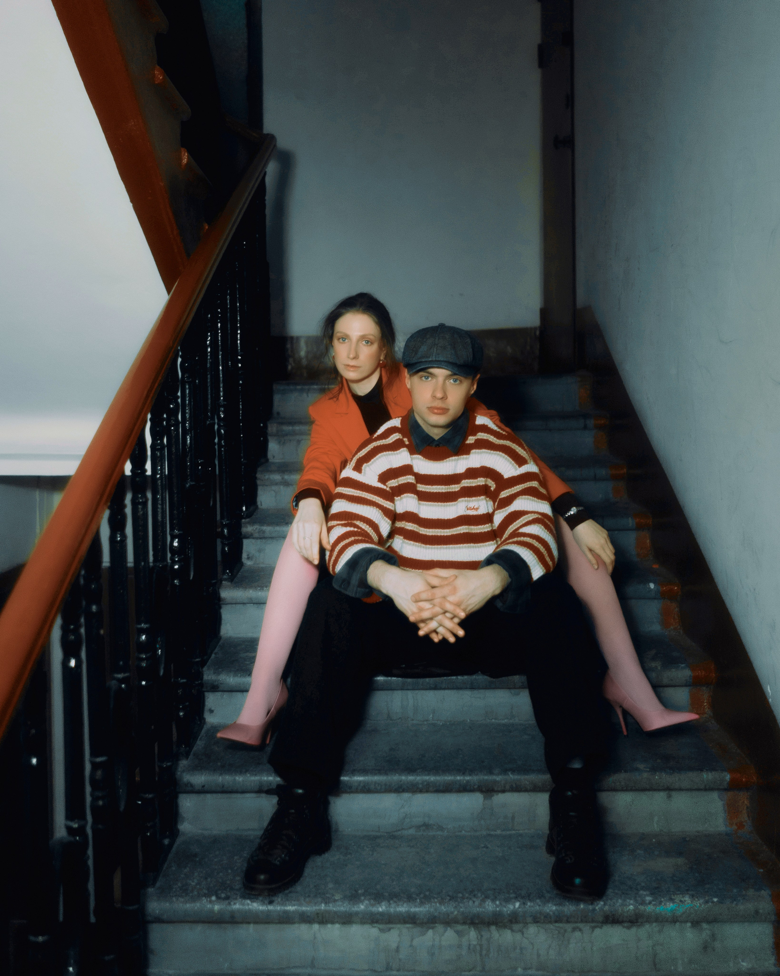 Фотосессия пары на лестнице, авторский парный портрет в стильных образах с атмосферой кино и в пленочных цветах