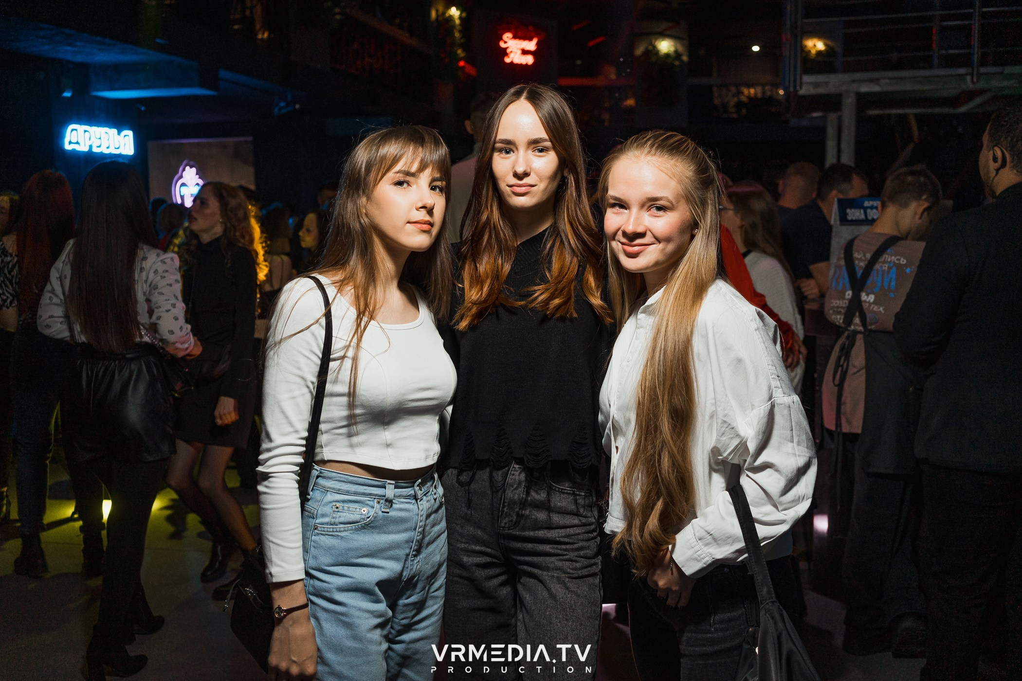 Бумажный дом в баре «Друзья»