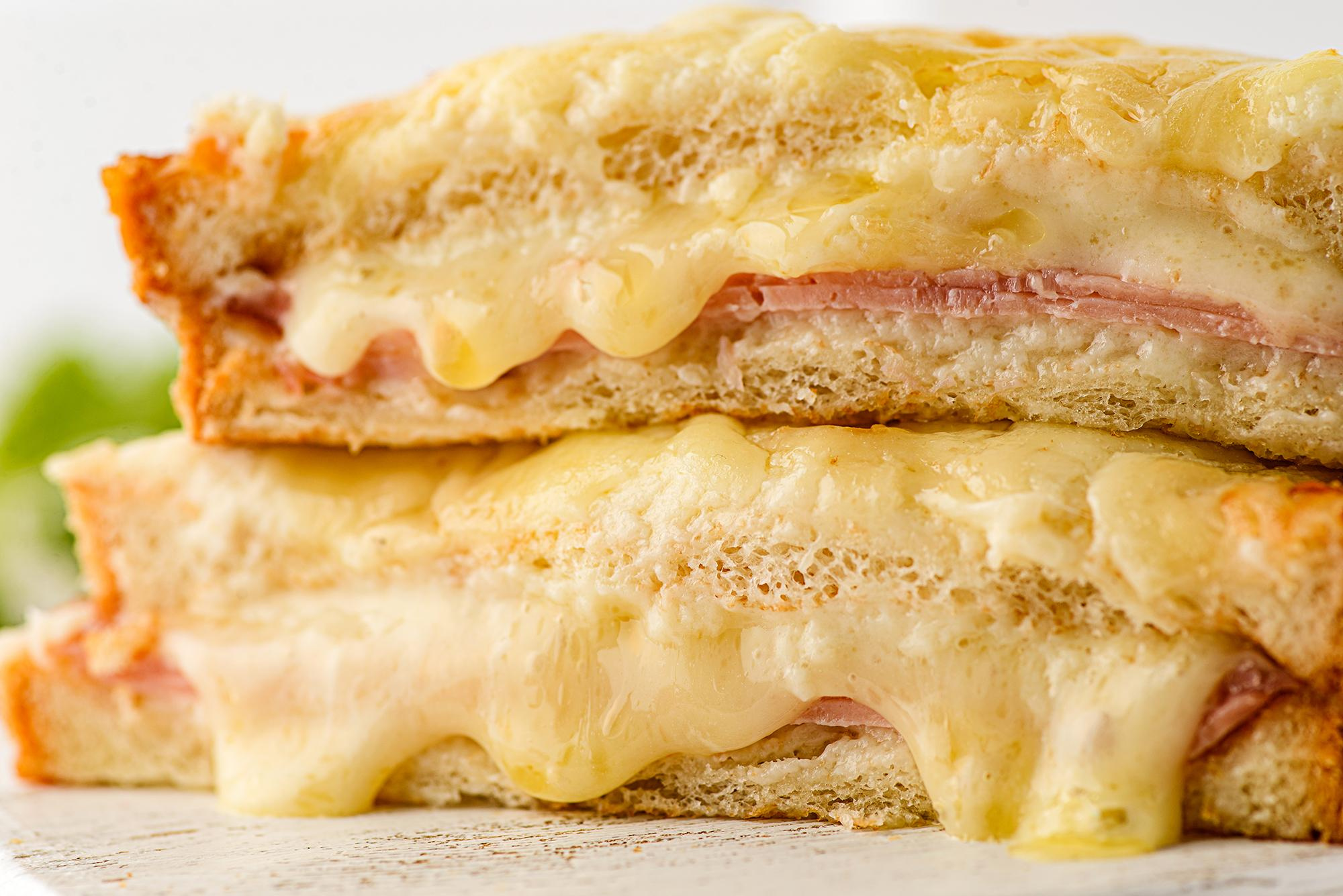 Крок месье с растекающимся сыром