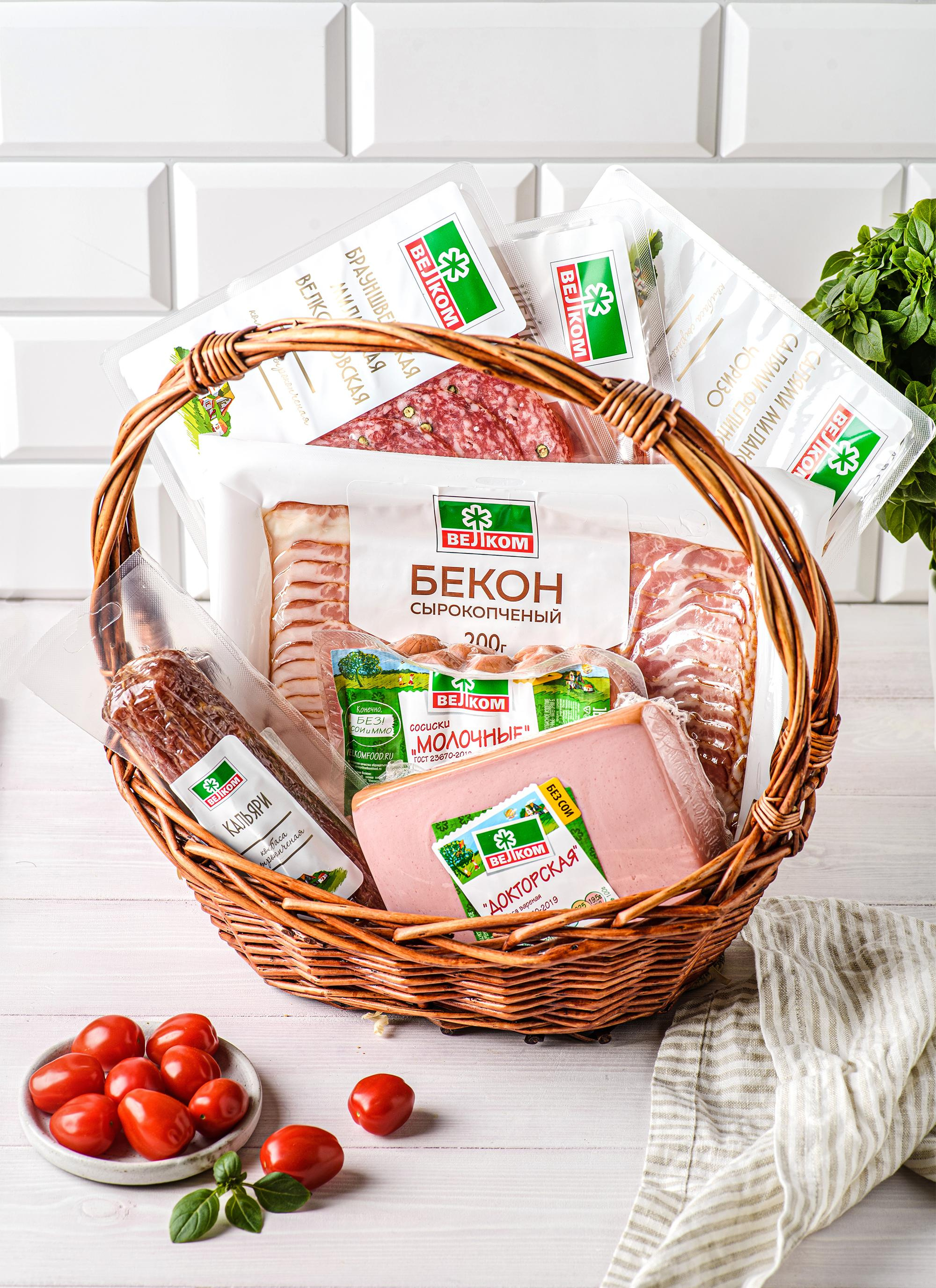 Корзина с колбасой и мясными изделиями  Велком