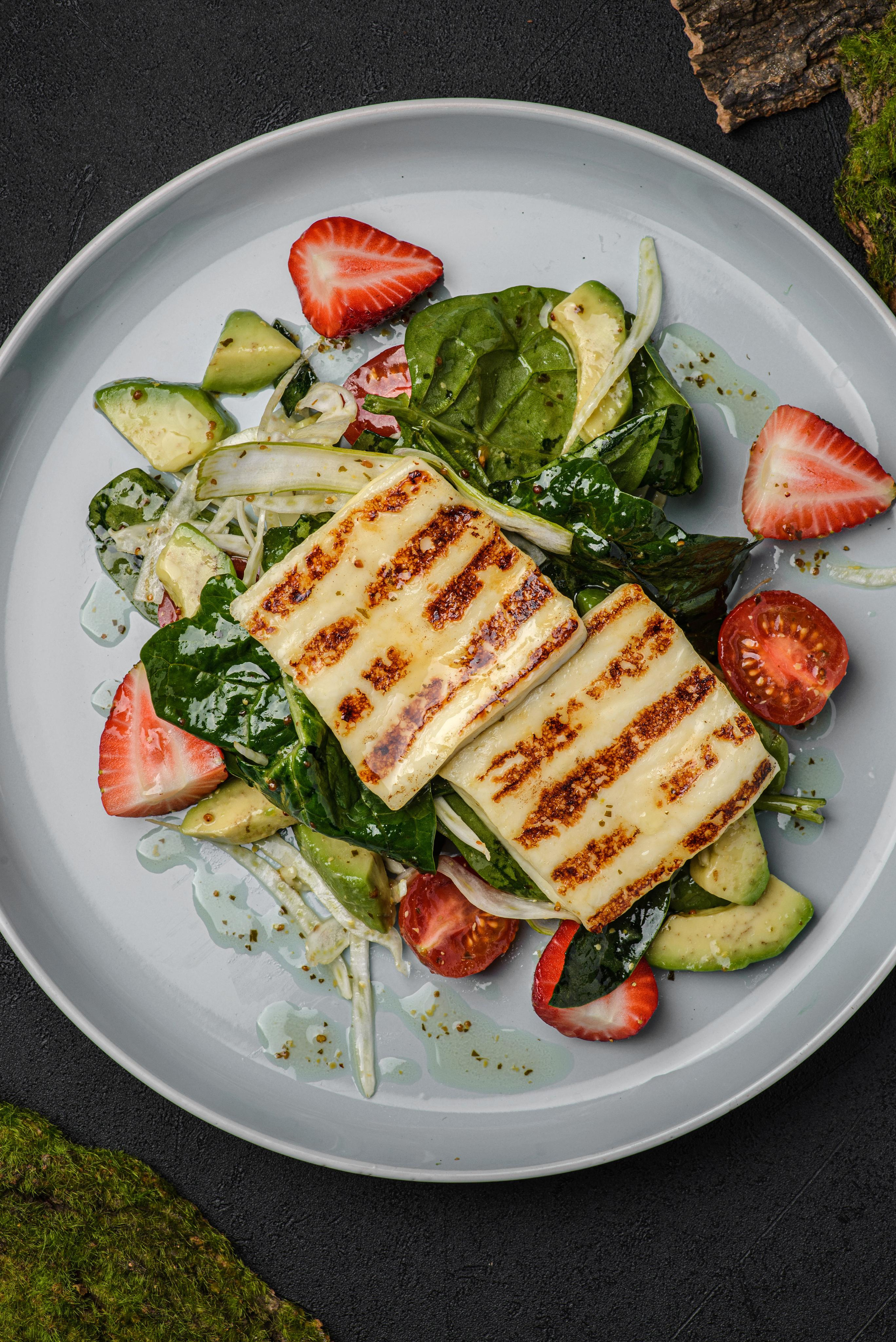 Салат с сыром халуми на гриле