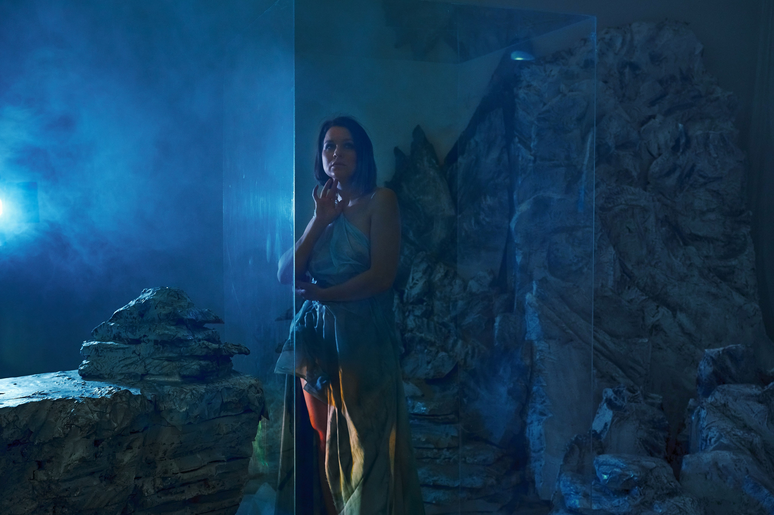 Фотосессия Ксении в декорациях «Лед» со стеклянным кубом