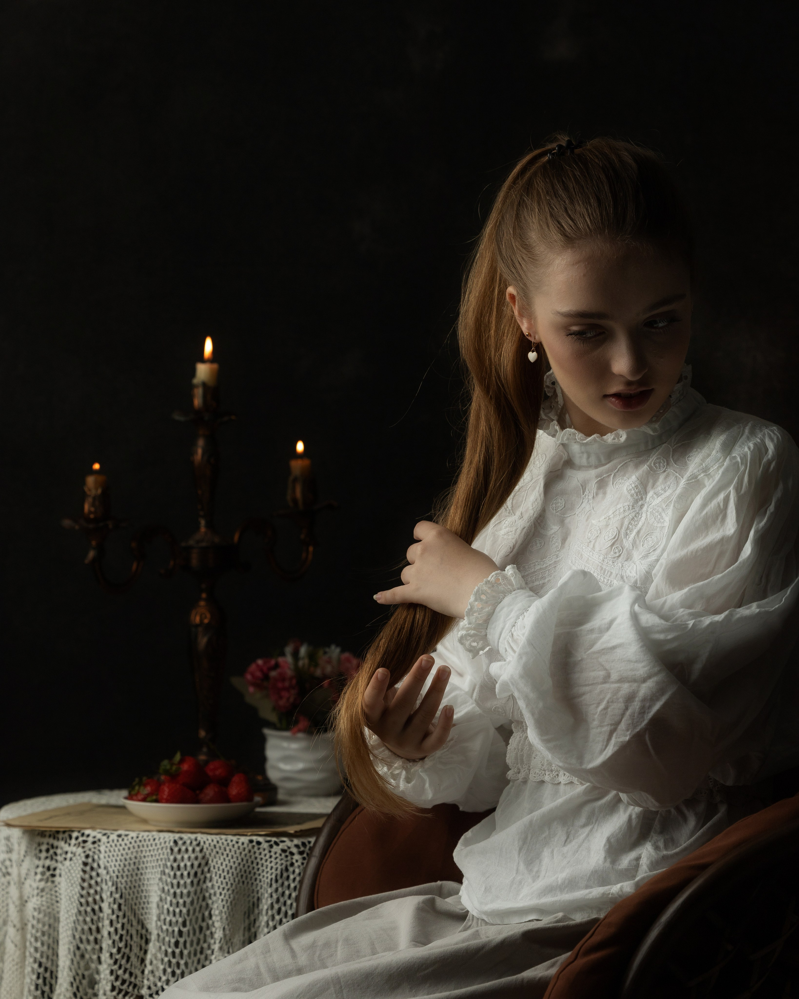  Девушка  зеркало свечи