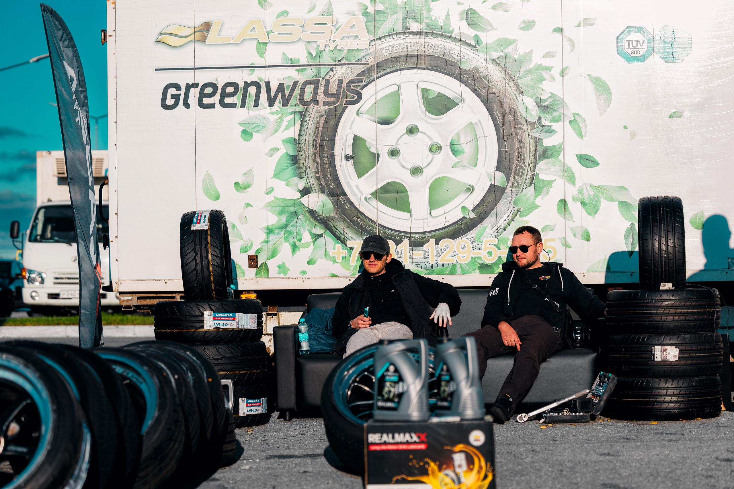 Фотографии закрытия сезона 2025 VibeSide — дрифт и автошоу у МЕГА Дыбенко, Санкт-Петербург