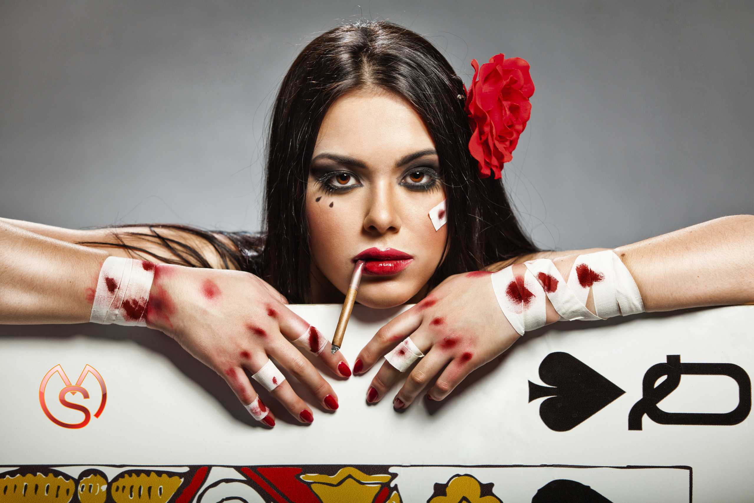 портрет брюнетки с большим красным цветком в голове и игральными картами в руках