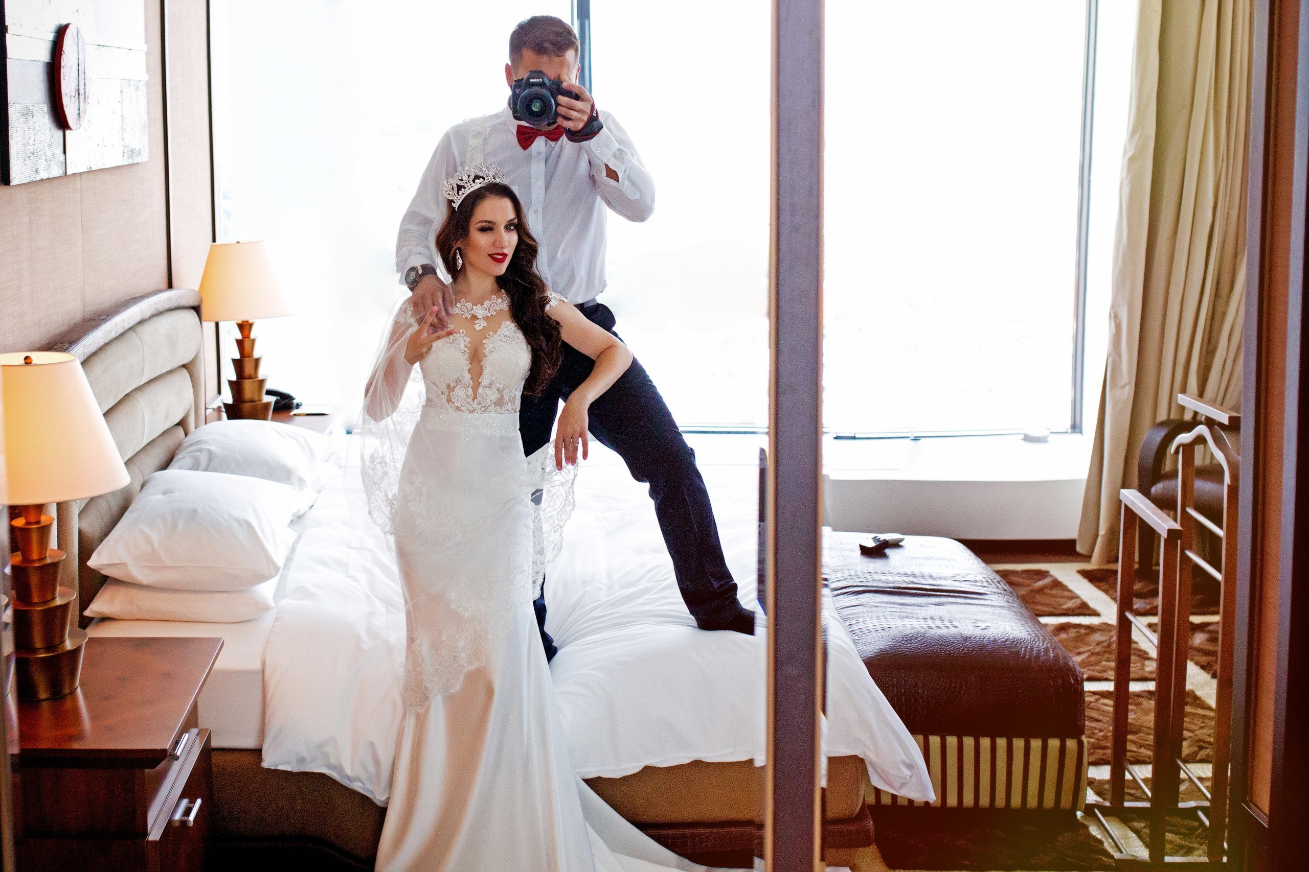 Свадебная фотосессия жениха и невесты на выезде в отеле Хаят Екатеринбург 