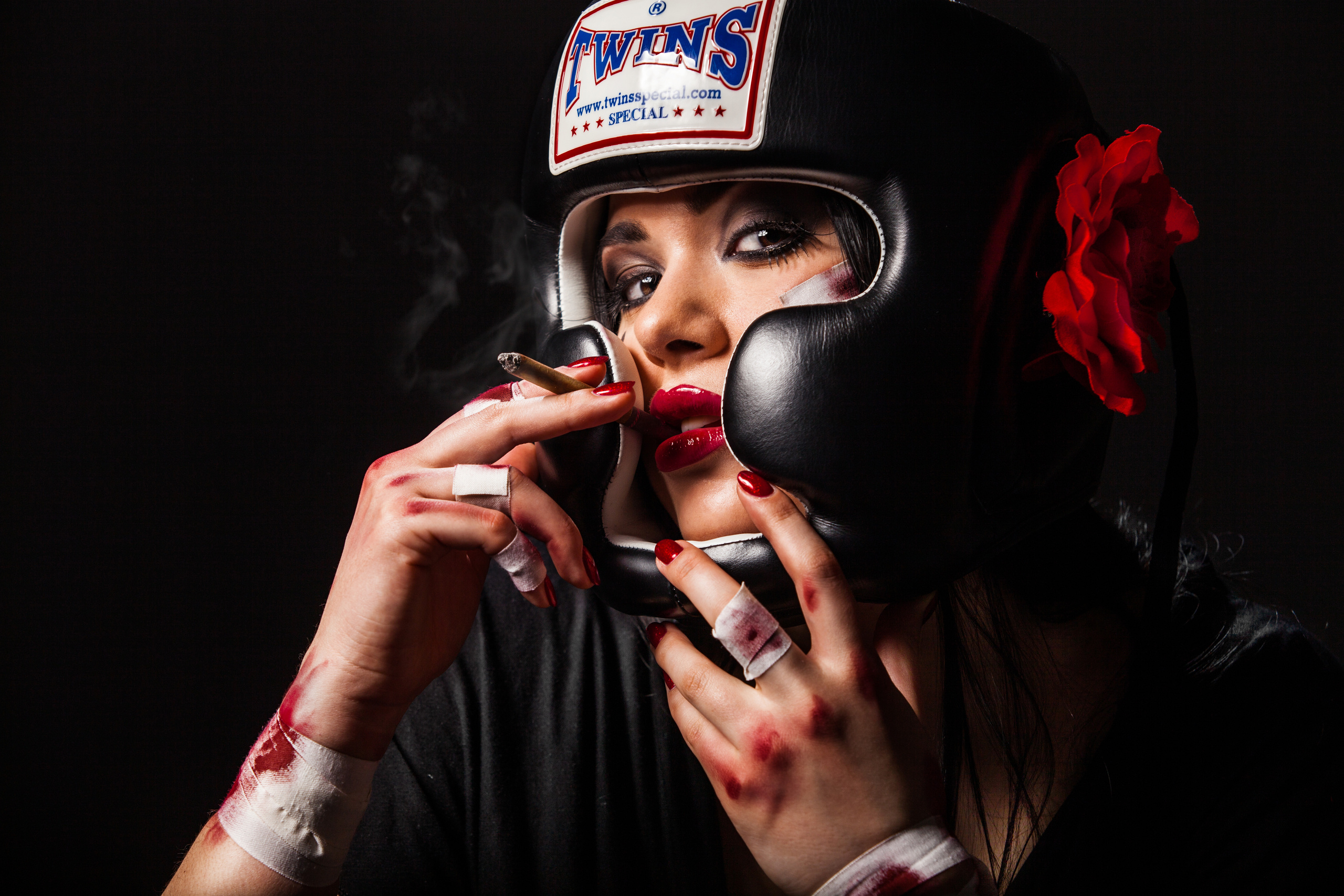 фотосессия девушки в боксерском шлеме  и бинтах