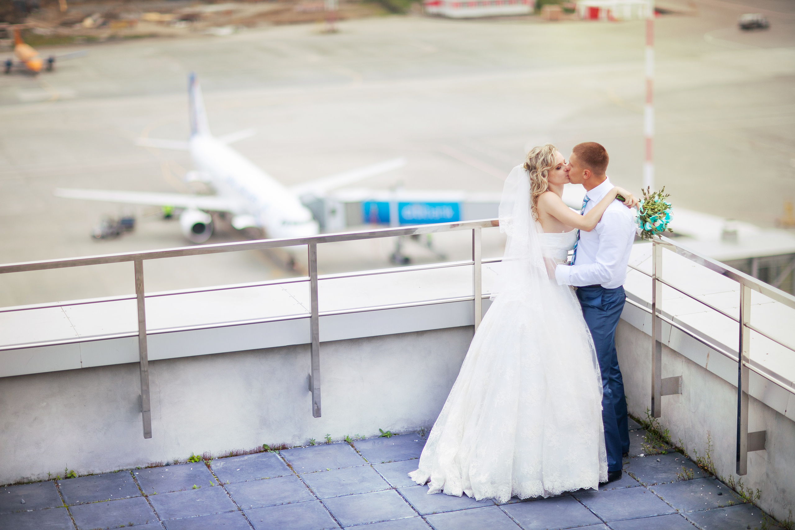 Красивая свадебная фотосессия молодых в аэропорту Кольцово и в отеле Анджело 
