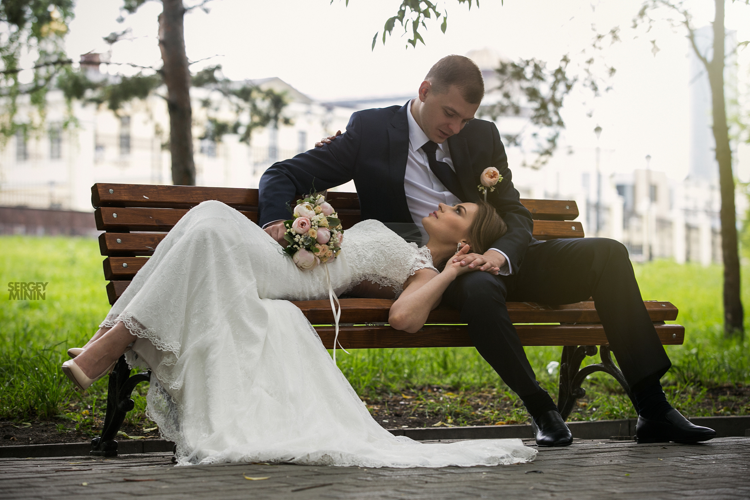 Красивая уличная свадебная фотосессия жениха с невестой в красивом парке Екатеринбурга