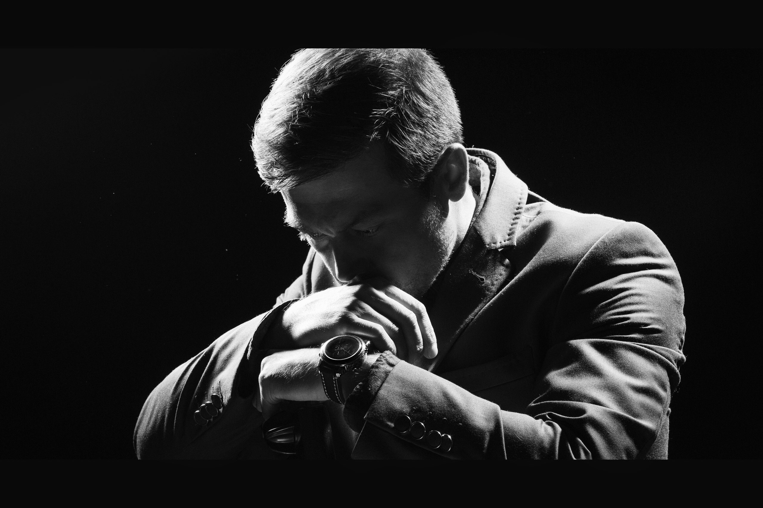 портрет мужчины в черно-белых тонах 