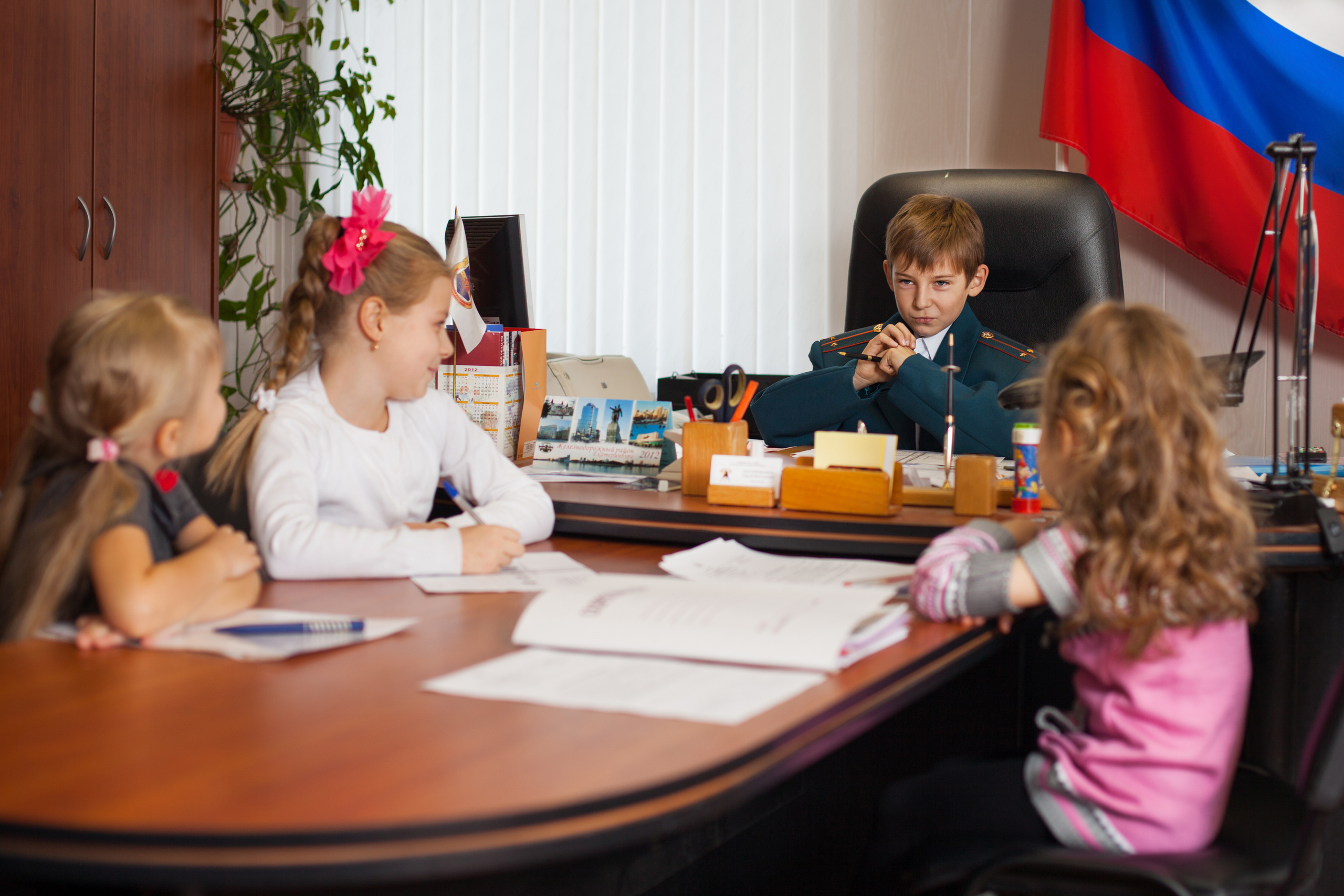 дети переоделись в форму пожарных и военных и устроили детскую игру