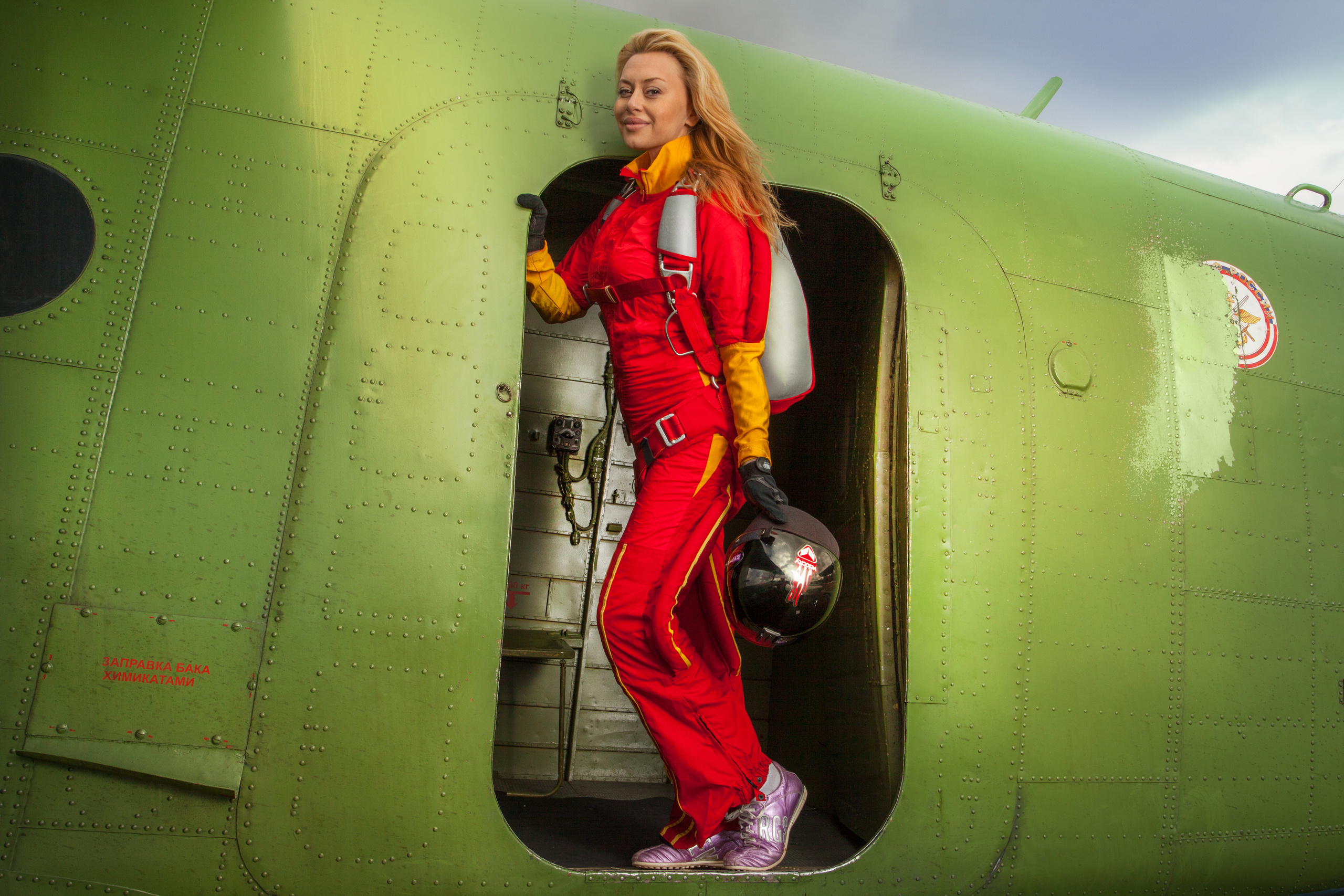 стильная фотосессия для рекламы в журнал на борту самолета