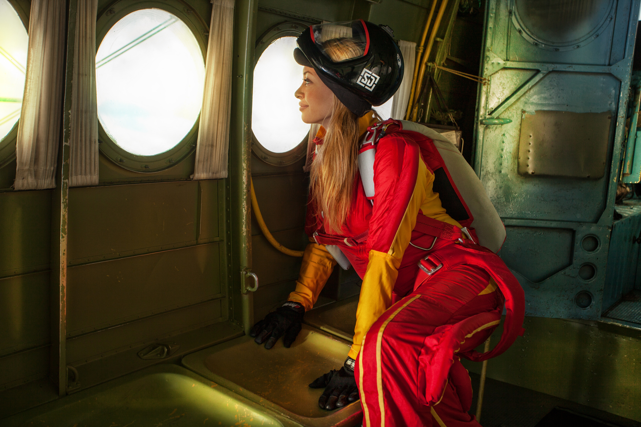 креативная фотосъемка в самолете с прыжками с парашютом