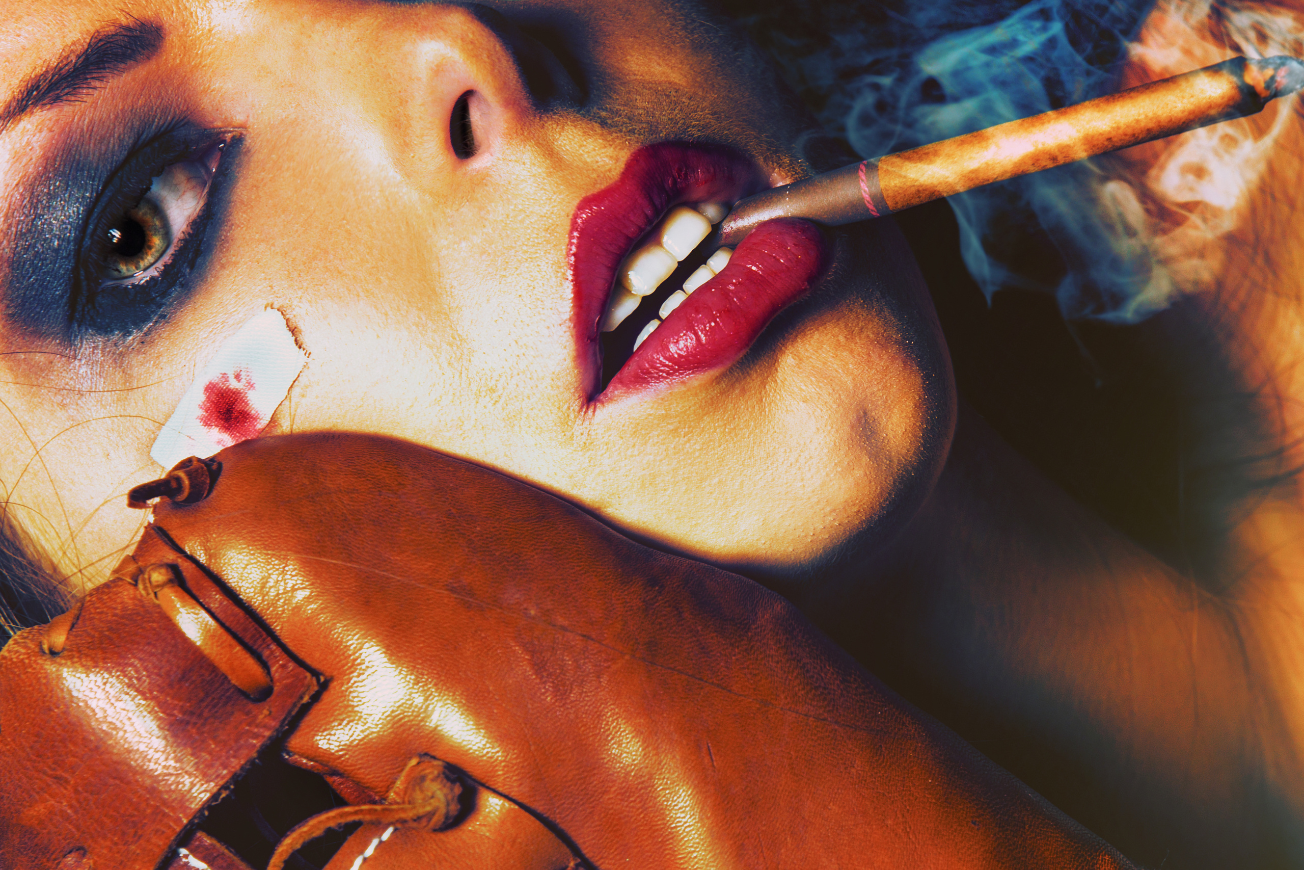 портрет девушки с длинной сигаретой и красными губами