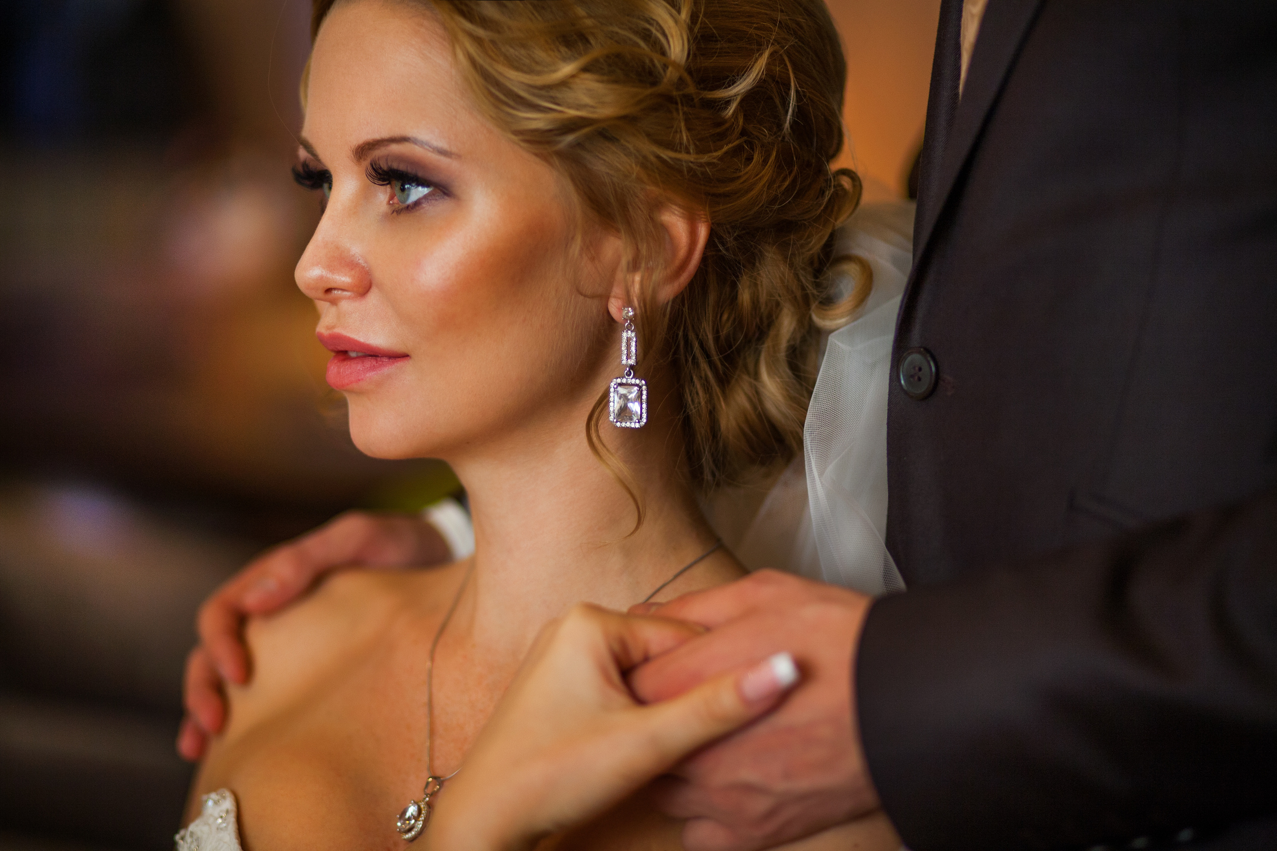 красивая свадебная постановочная фотосессия невесты  в мебельном центре Лимеранс Екатеринбург