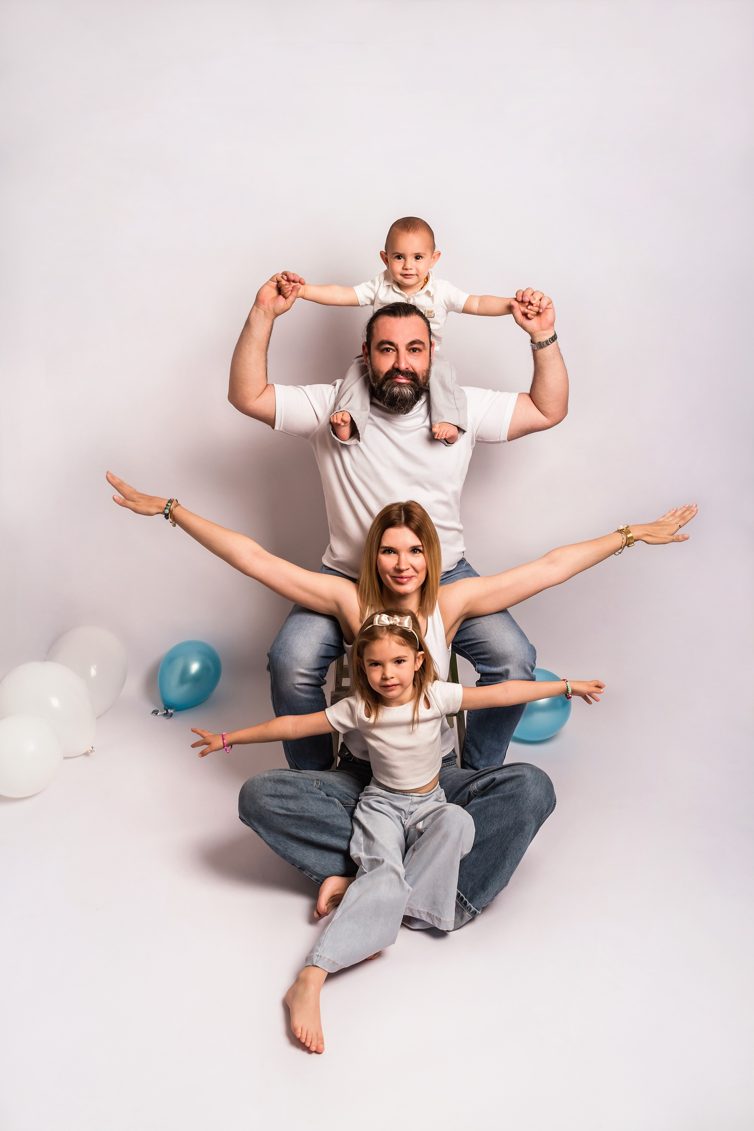 Happy family. Professional family and children’s photographer in Izmir Irina Eron