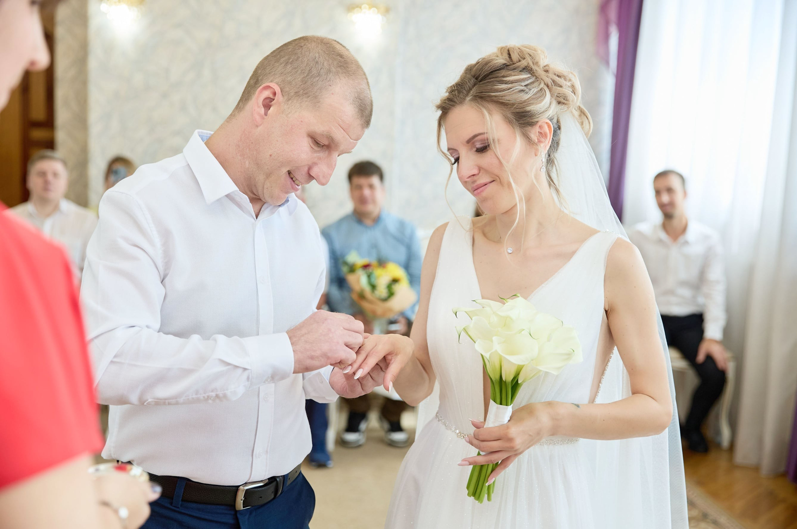 Жених одевает кольцо невесте.jpg