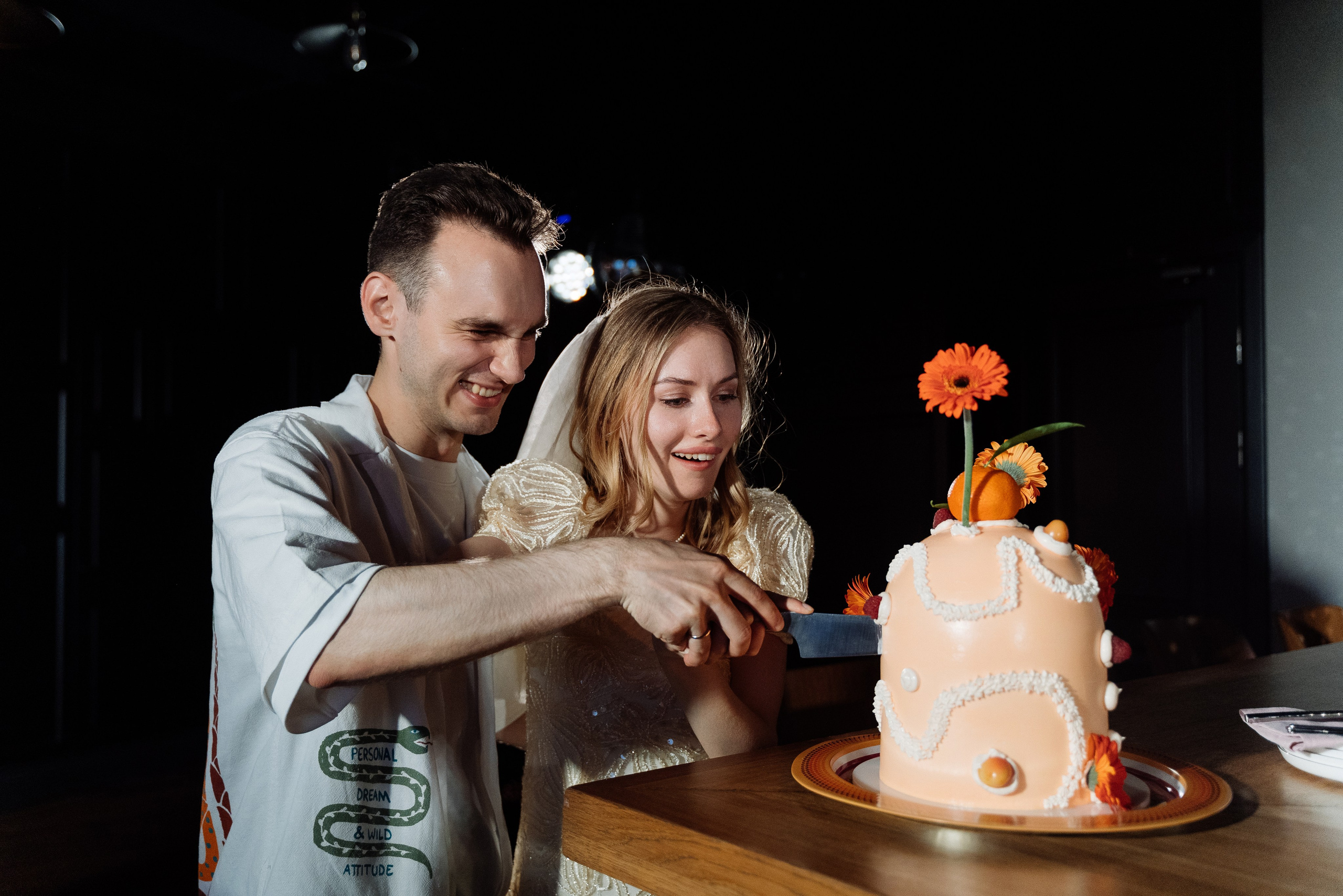 Камерная свадьба на фонтанке в сезонах. Свадебный фотограф организатор в Санкт-Петербурге Ассоль Опарина