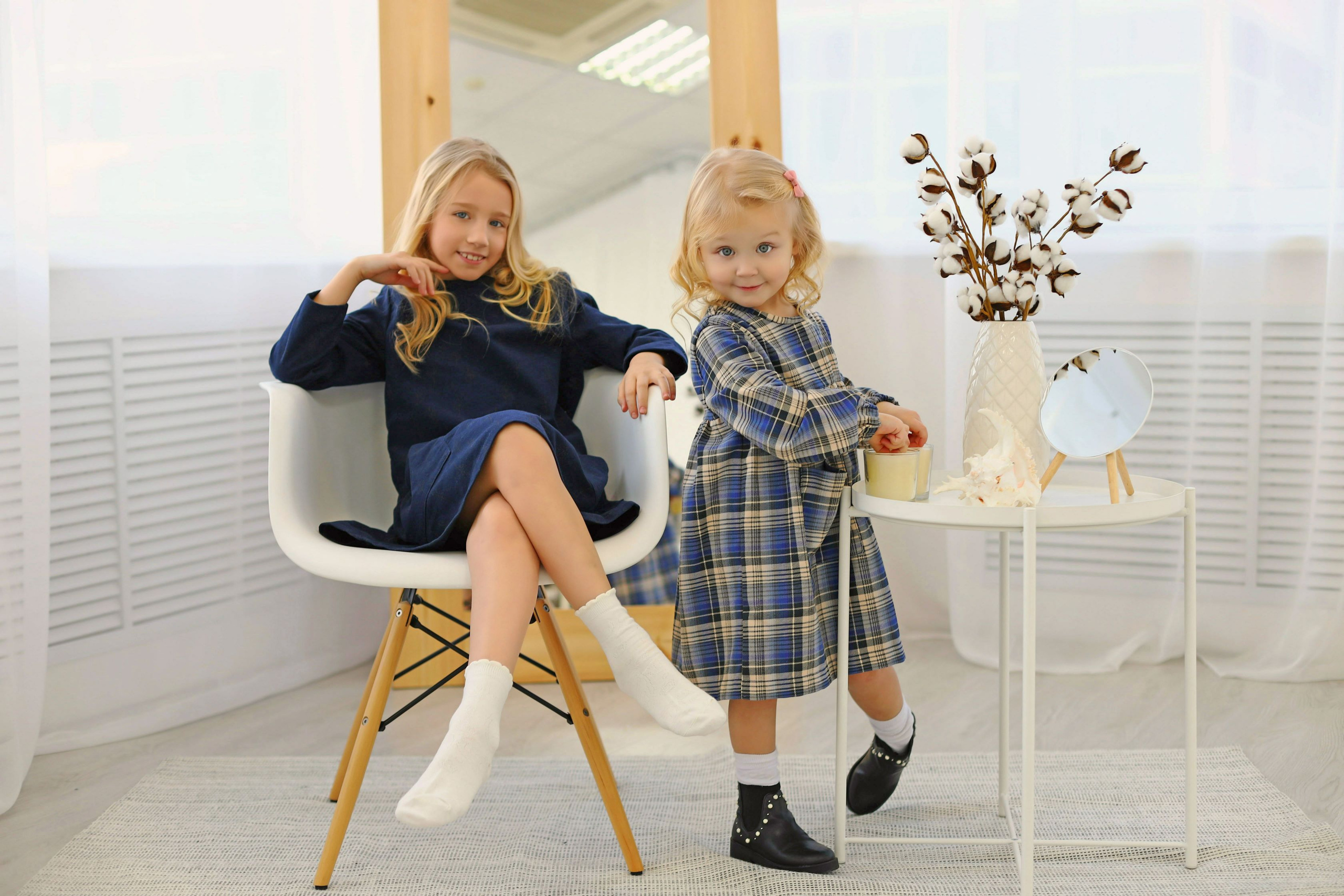 Две сестрёнки в платьях