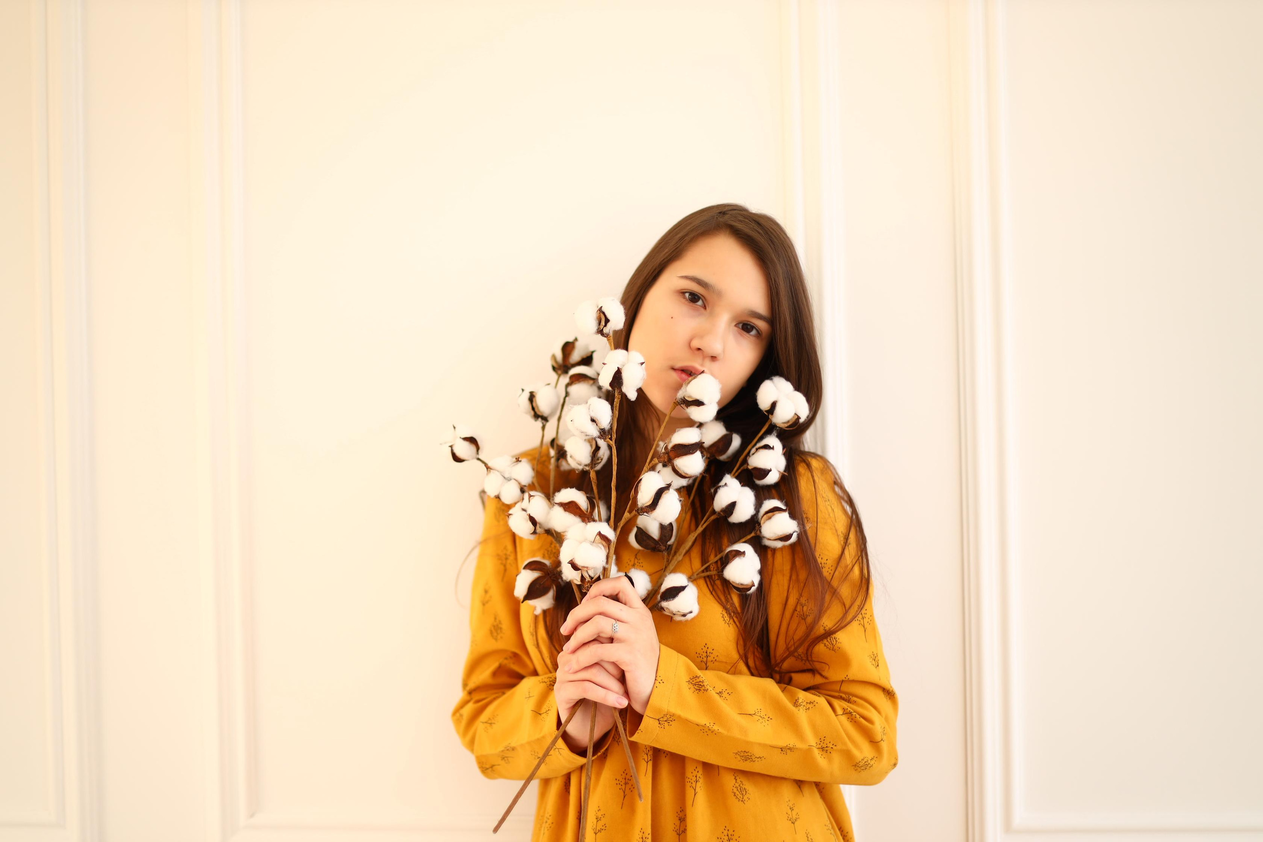 Девушка в жёлтом платье с вербой