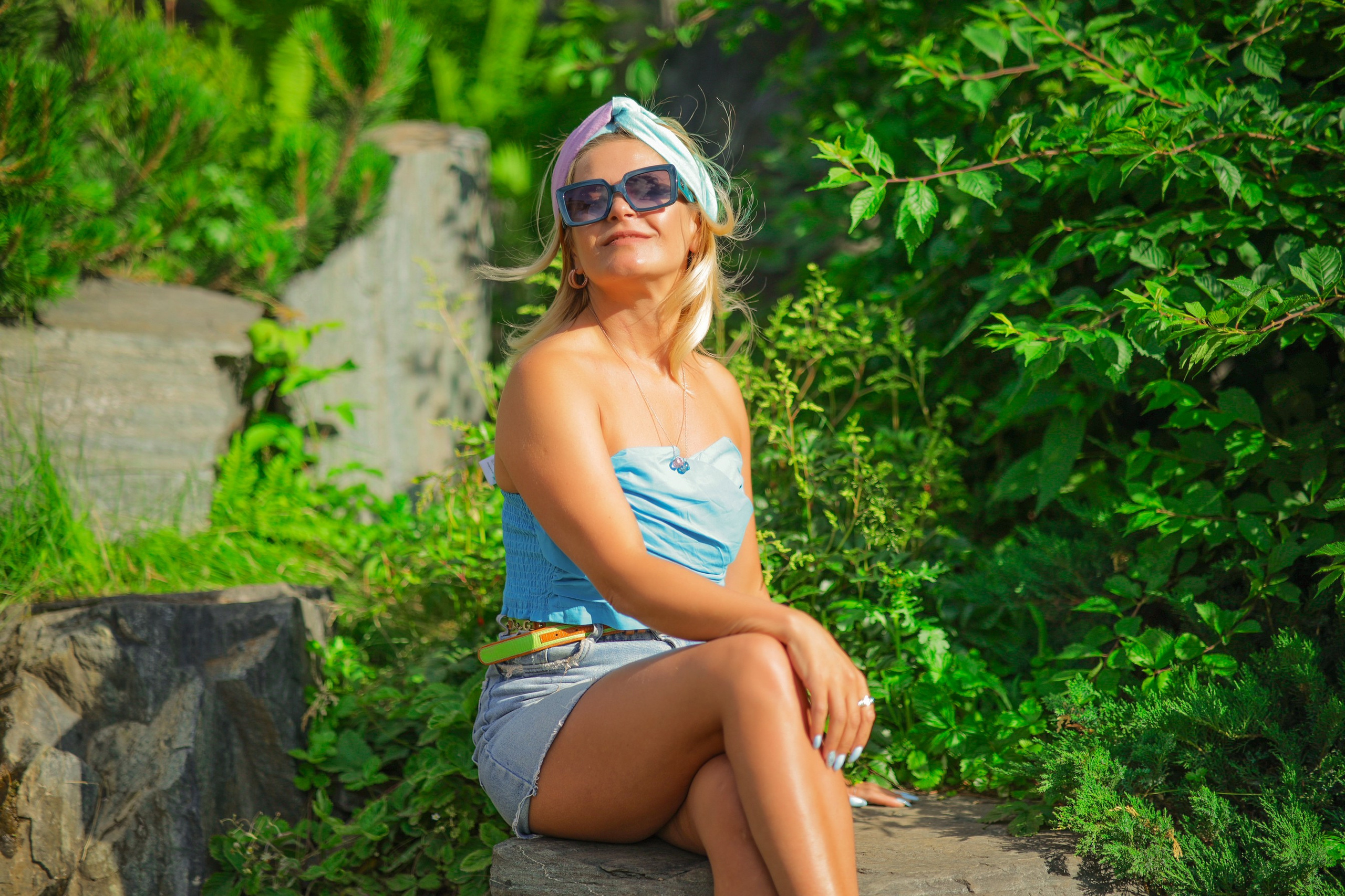 Девушка на камне Фотограф Олег Алексеев