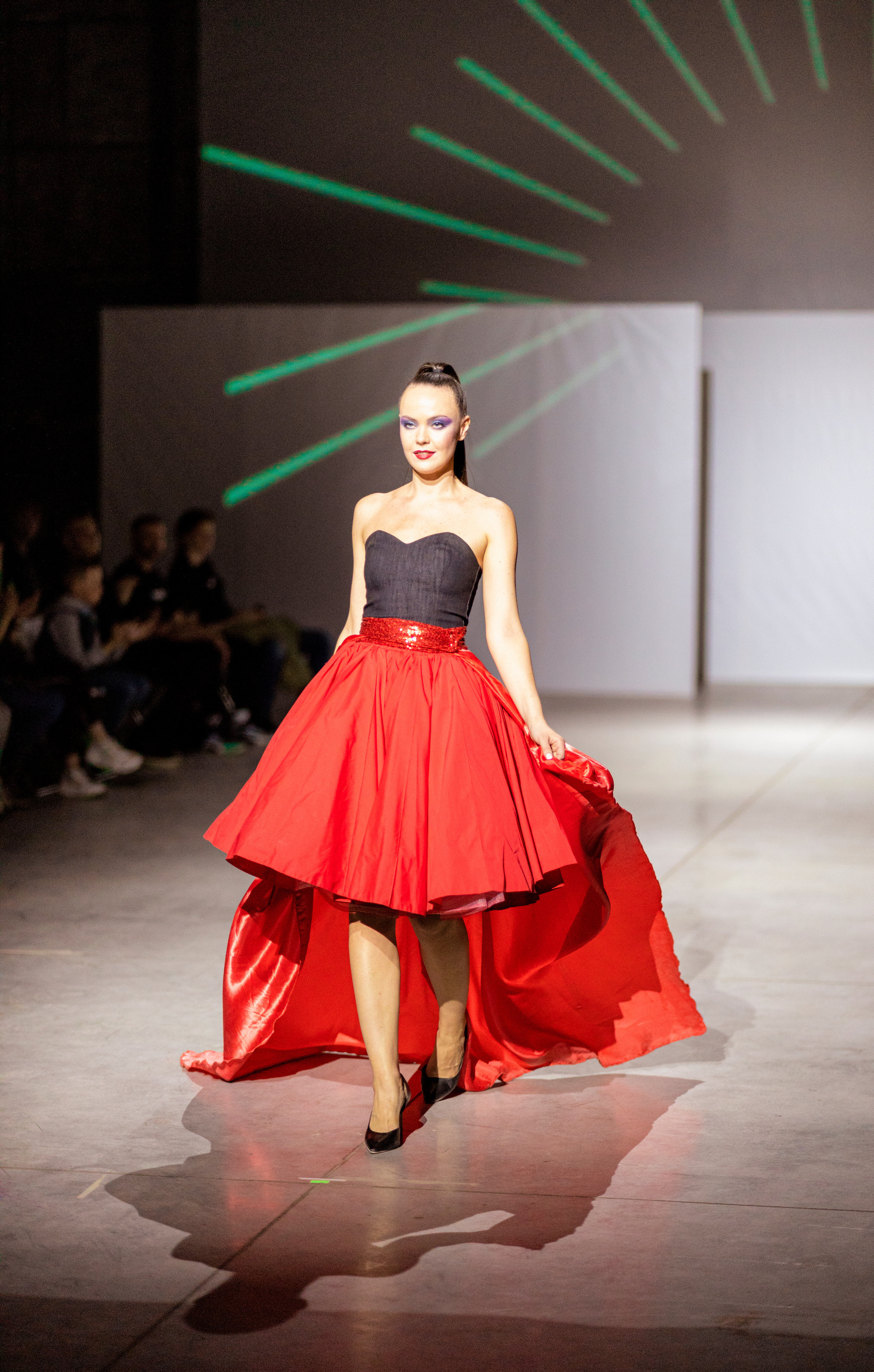 Девушка в красном платье