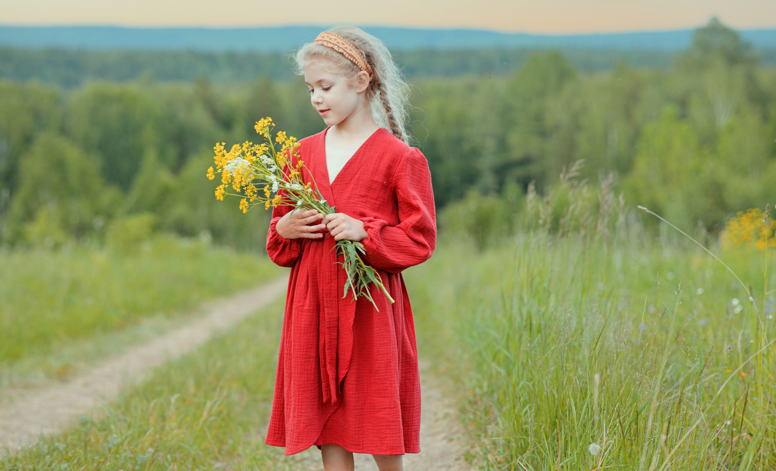 Девочка в платье с цветамиДевочка в красном платье трогает ёлку. Модель Алиса Алексеева