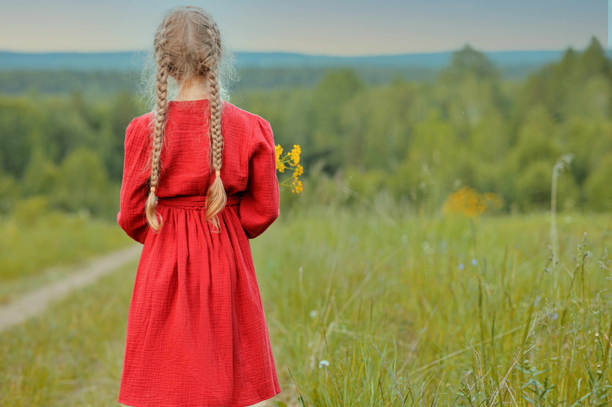 Девочка в красном платье смотрит вдальДевочка в красном платье трогает ёлку. Модель Алиса Алексеева