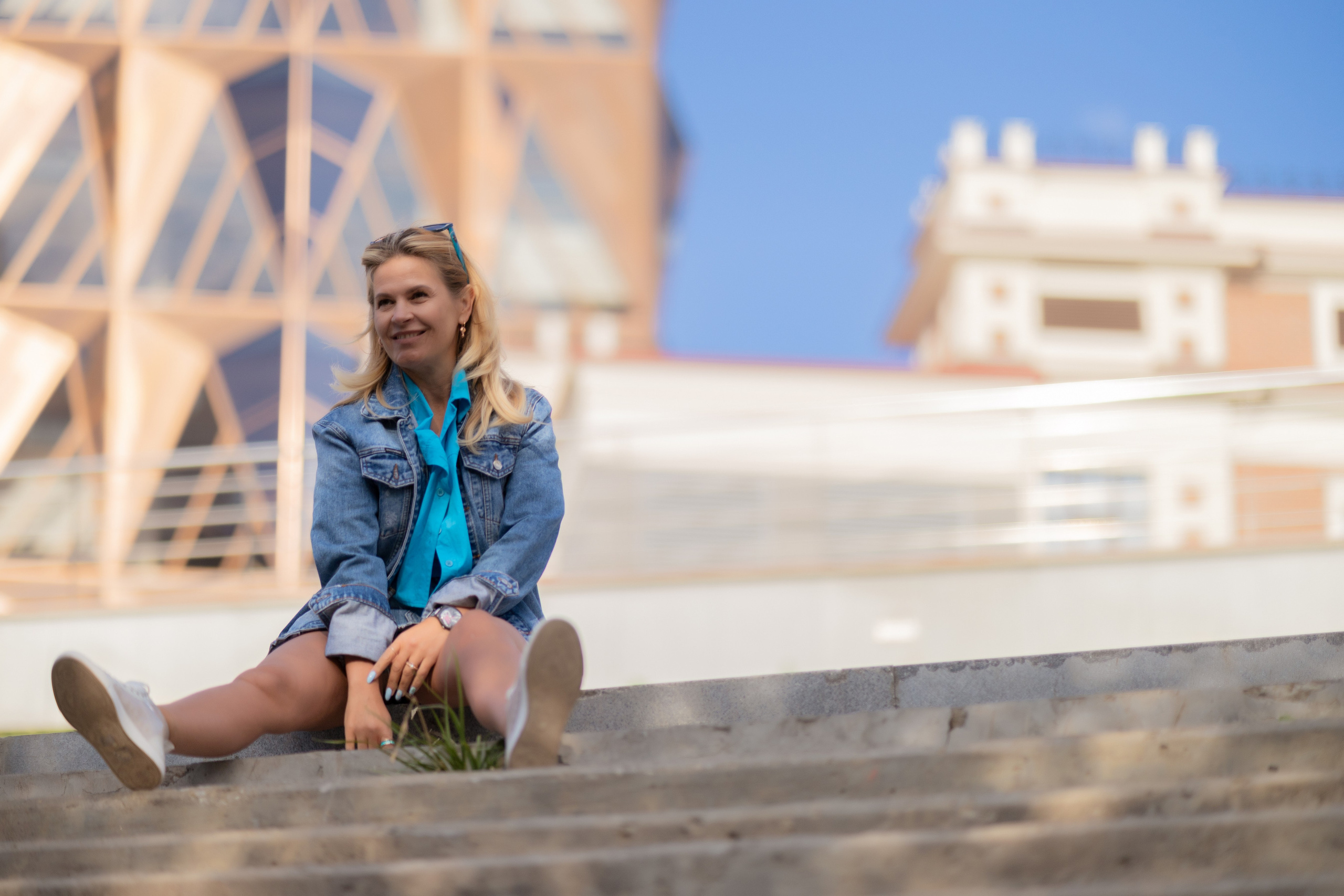 девушка сидит на лестнице  Фотограф Олег Алексеев