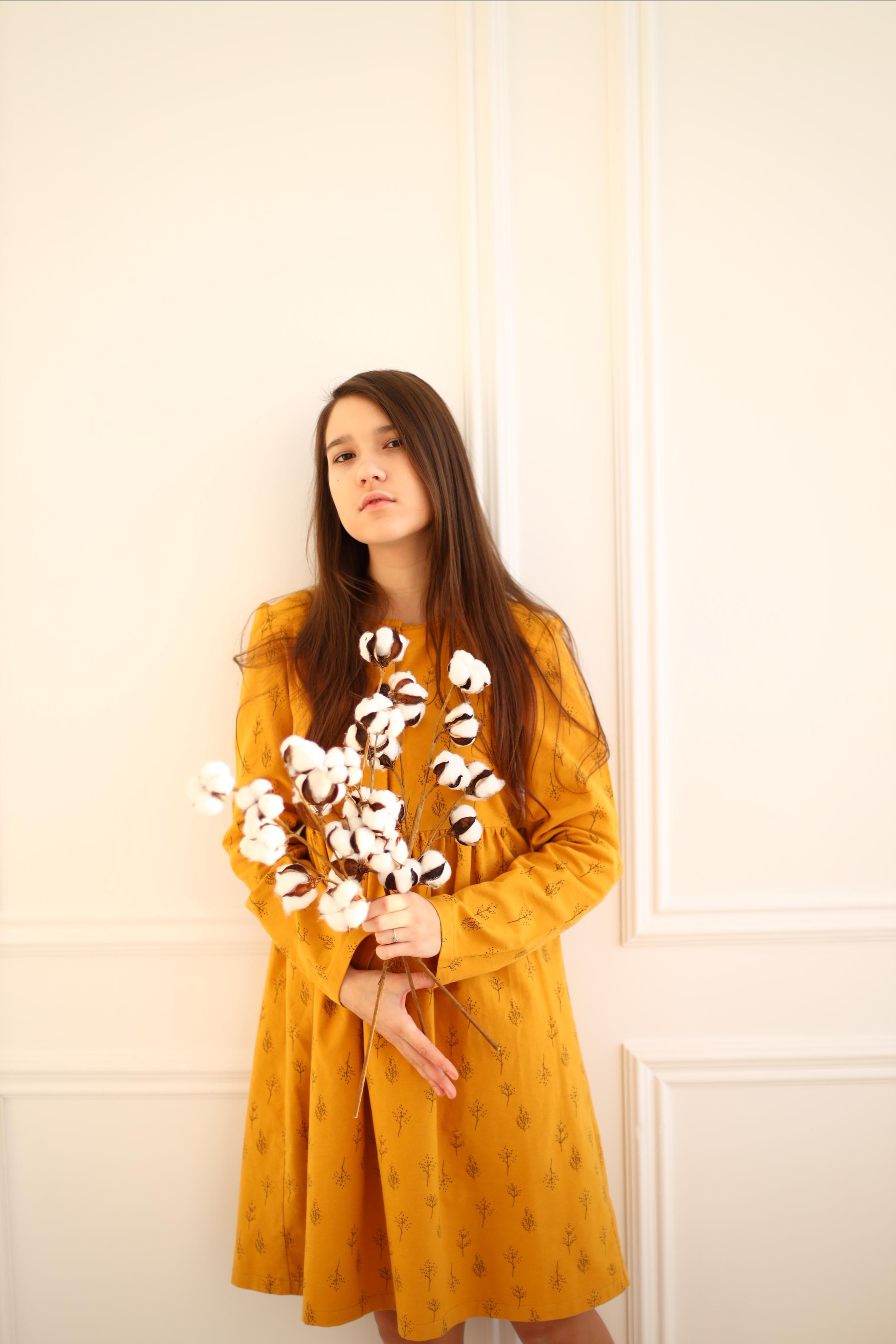 Девушка в жёлтом платье с цветами