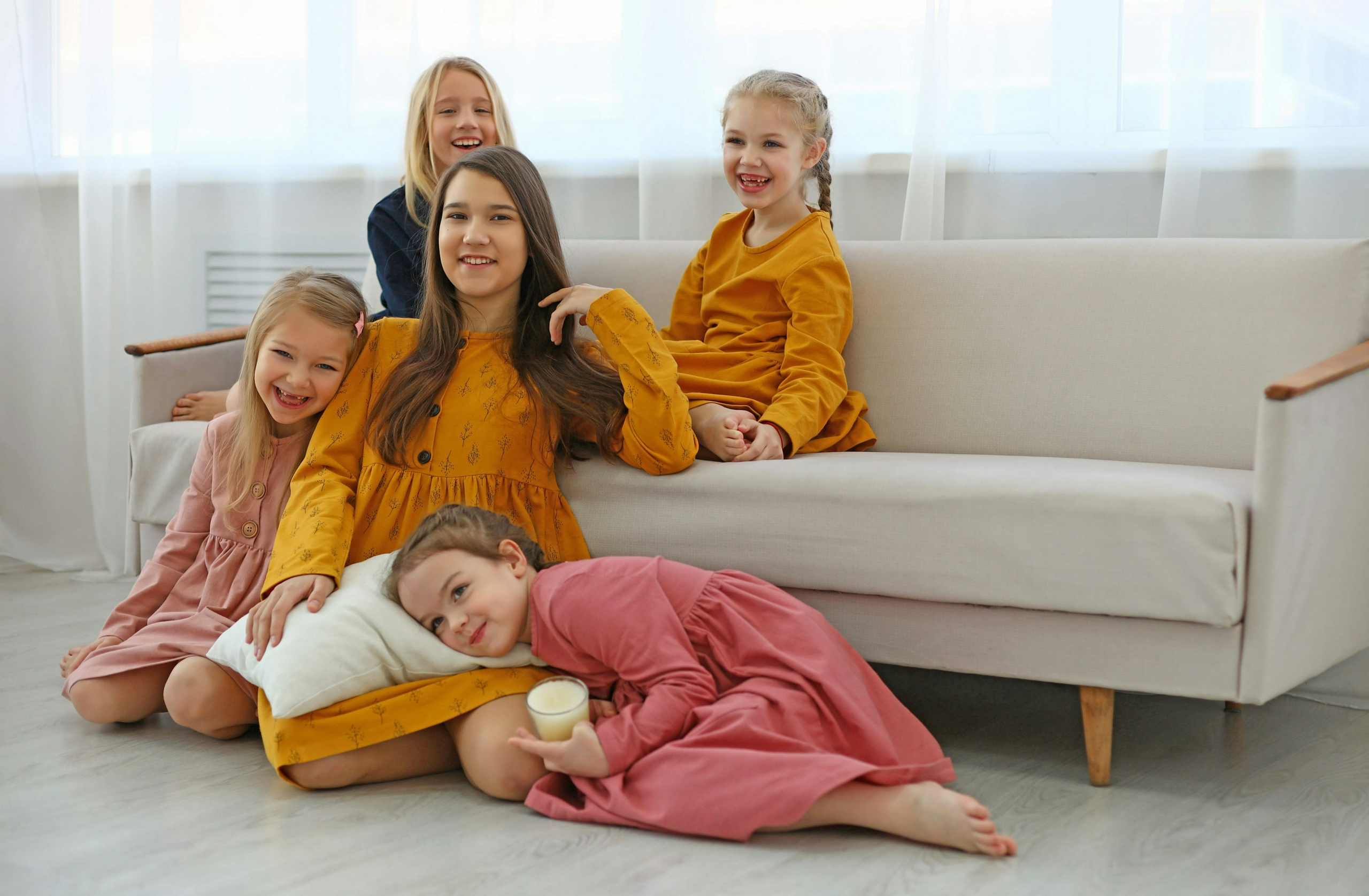 Девочки в платьях