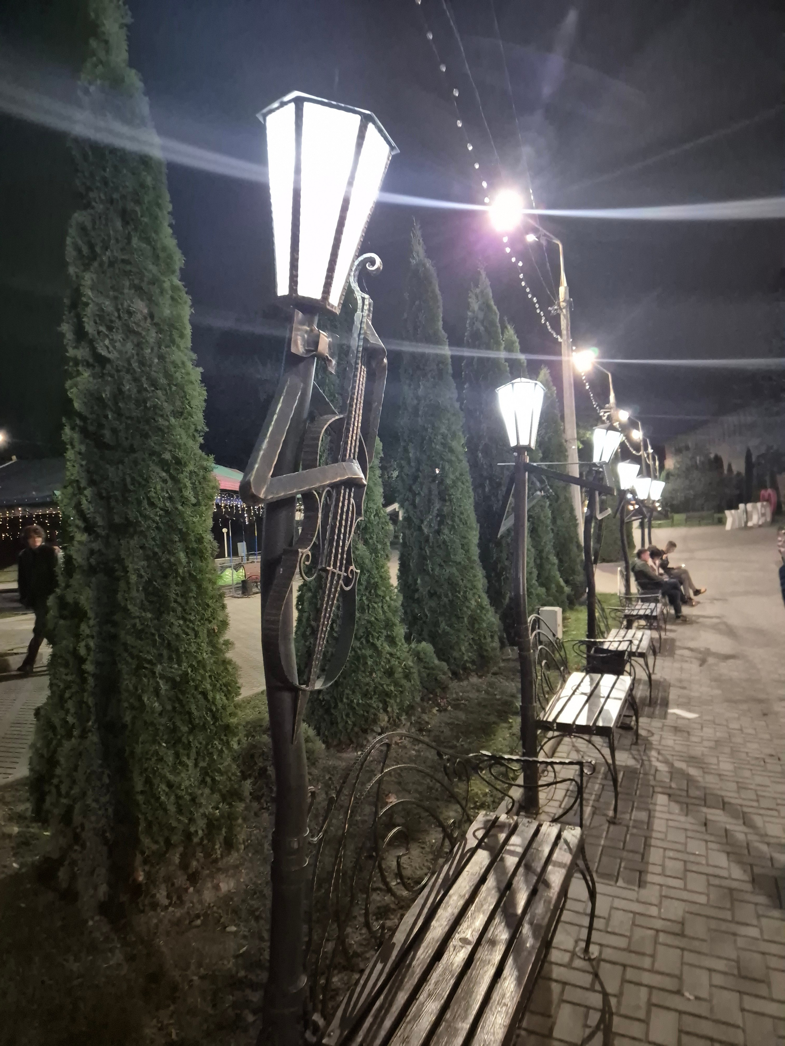 Правда почему-то танцевали даже фонарные столбы