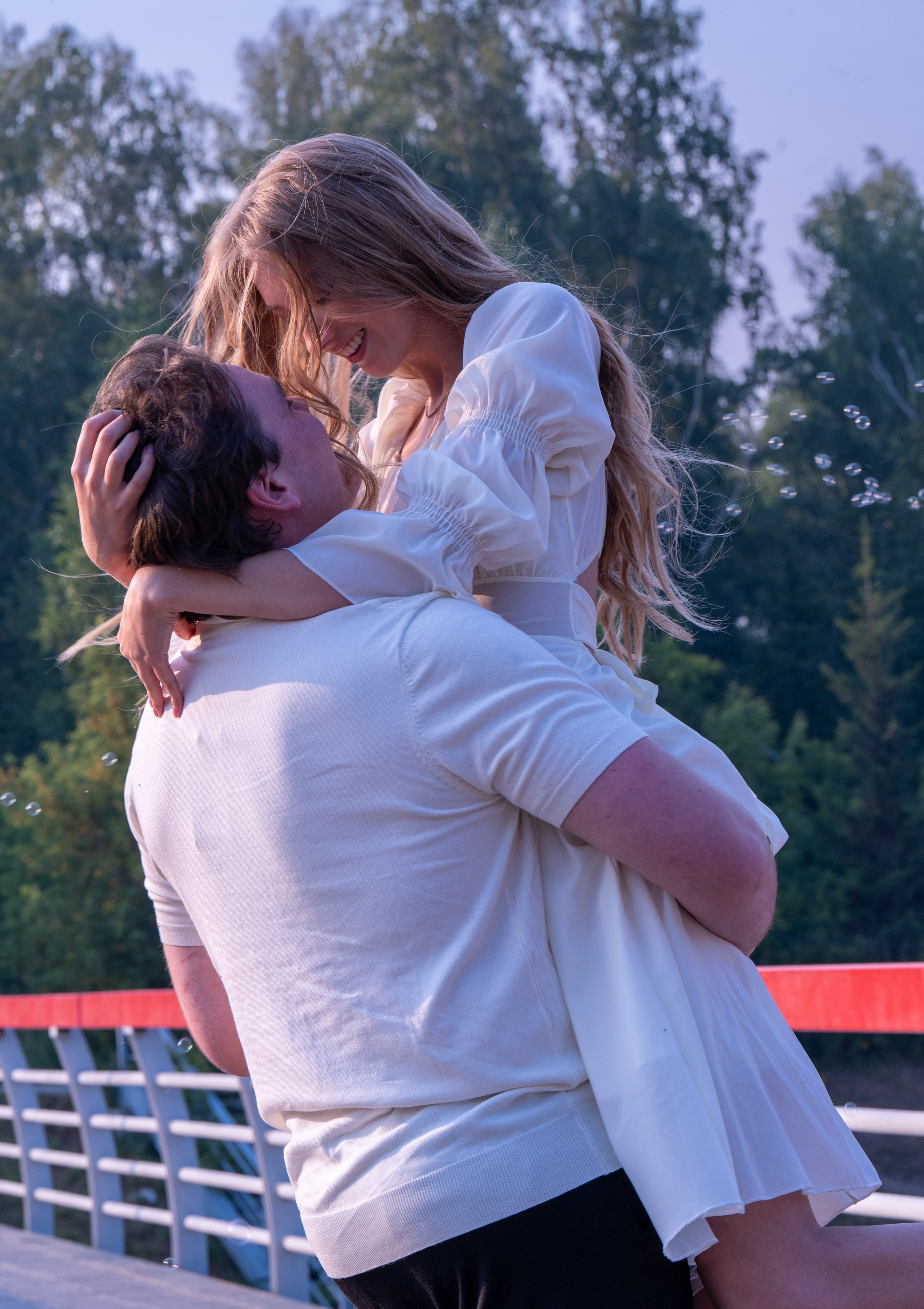 Фотосъемка Новосибирск снял love-story  для позитивной пары в Бугринской роще