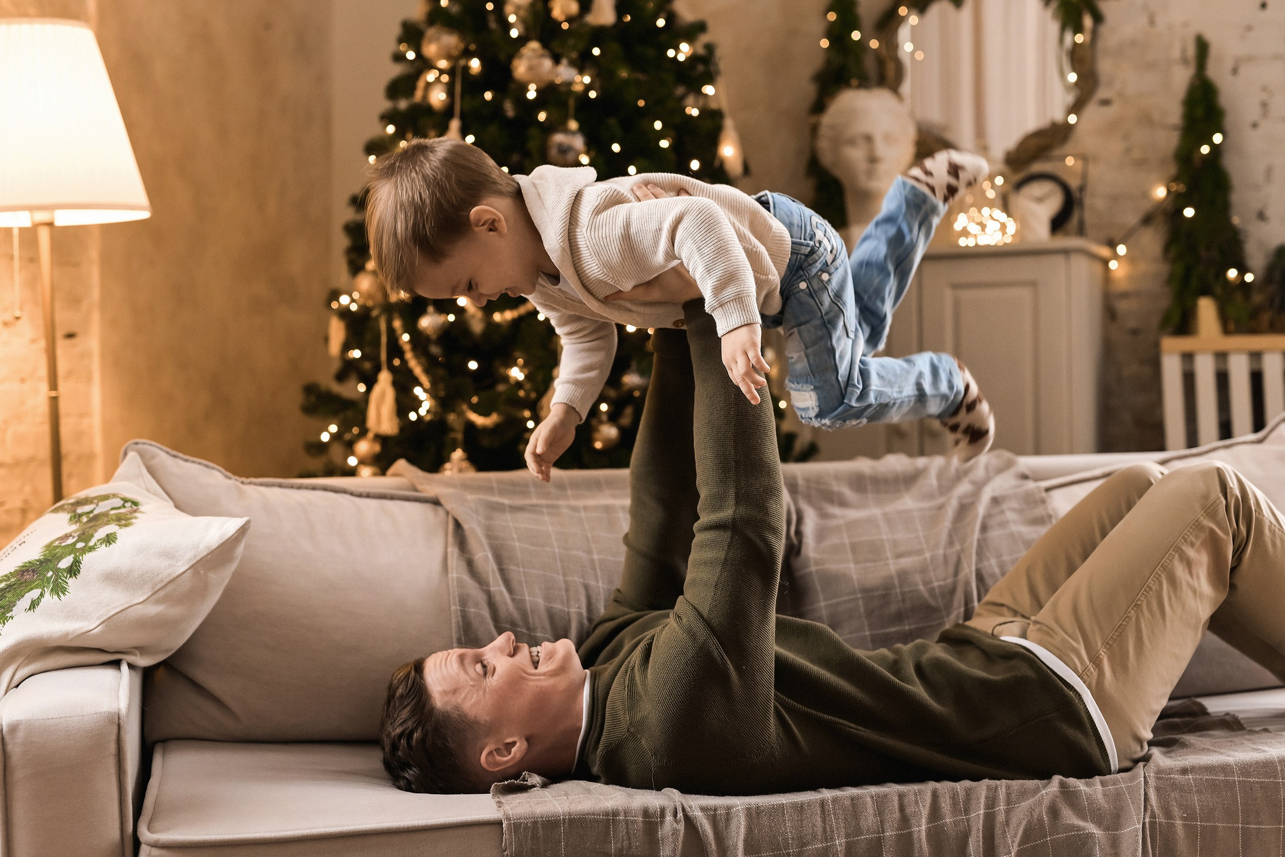 Новогодняя семейная фотосессия: уютные фото у ёлки в студии в Красноярске. 📸 Свадебный и семейный фотограф в Красноярске Тихомиров Евгений | 17 лет опыта | 800+ свадеб