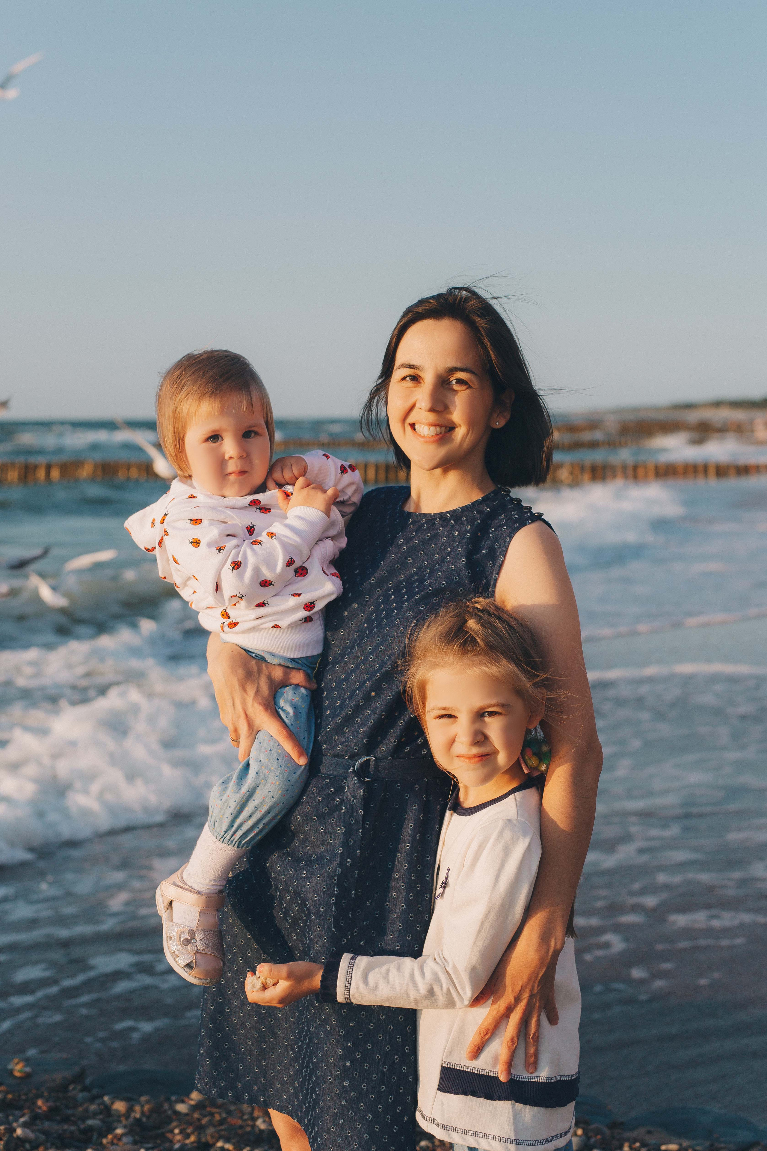 Ирина с семьёй на закате Балтики. Фотограф Зеленоградск Красильникова Елена