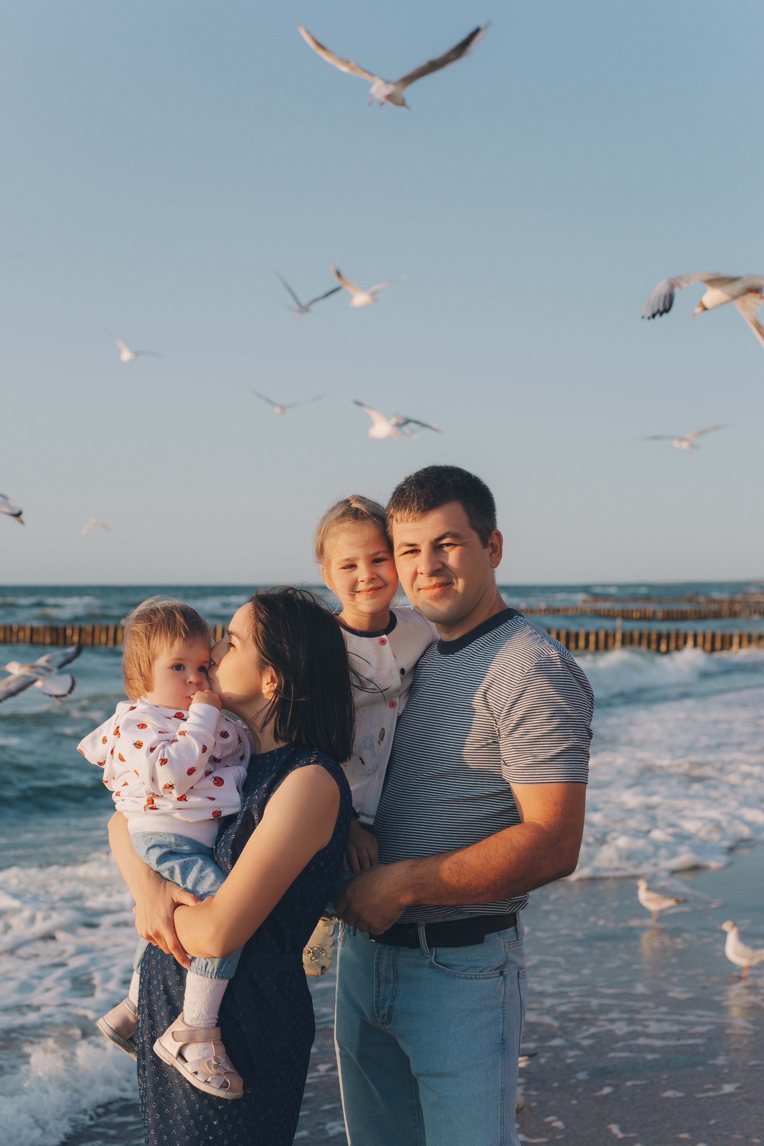 Ирина с семьёй на закате Балтики. Фотограф Зеленоградск Красильникова Елена